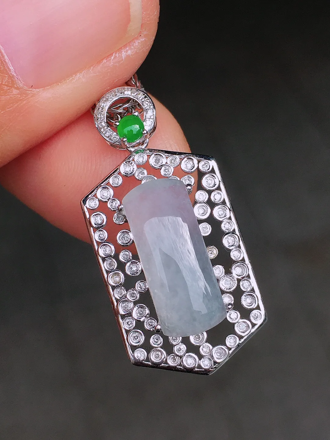 冰种无事牌吊坠，玉质细腻，荧光感超
强，饱满圆润，尽显优雅气质，18k
金豪华镶嵌