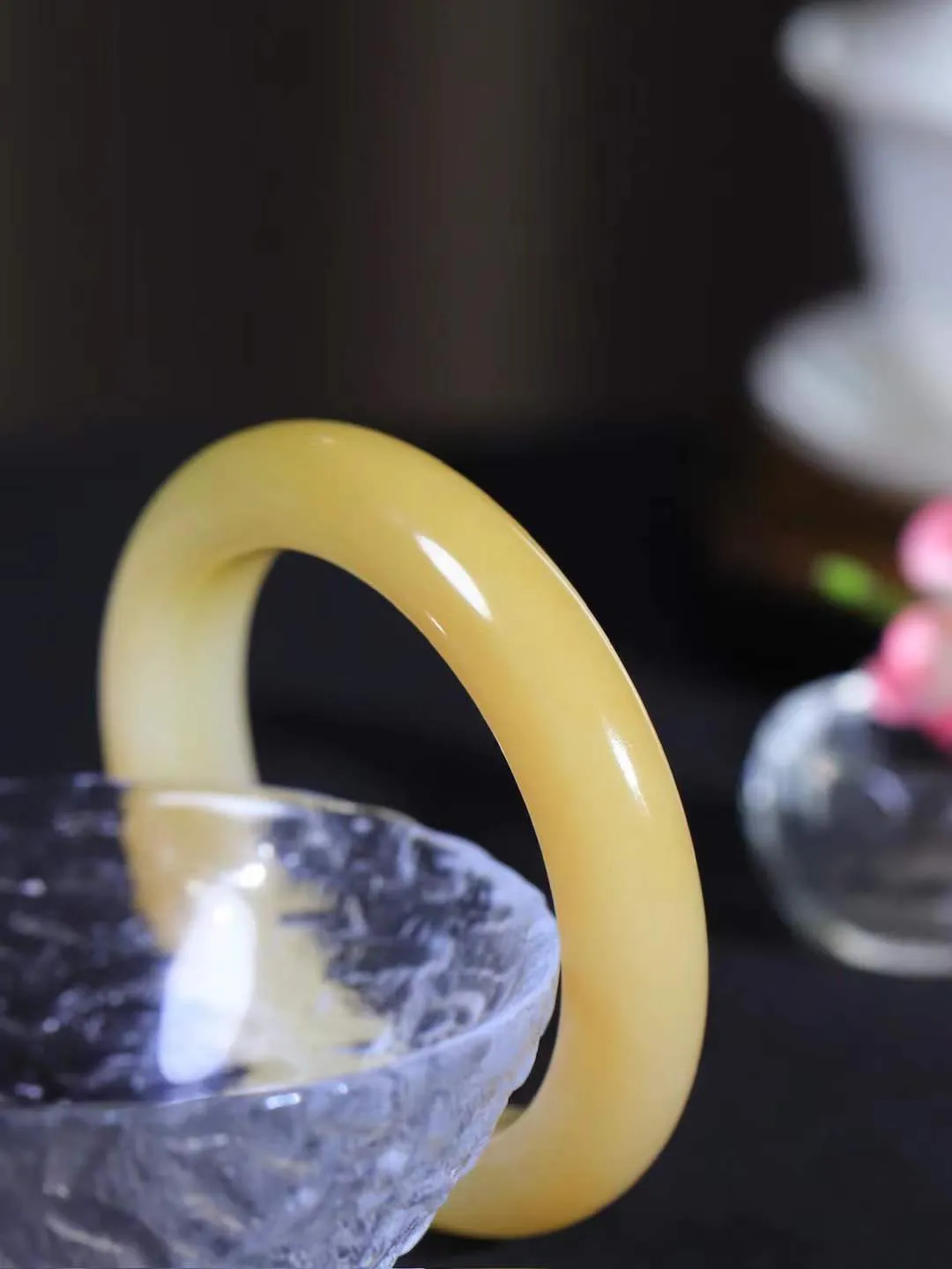 【情有独钟.手镯】

精品和田玉糖白玉手镯 玉质温润细腻 油性十足 手感舒适，高华雅逸，线条流畅，简约大气，美自天成，素雅高贵。佩戴于腕间，婉约之美，举手投足间透出那低调奢华。重63.8克 内径54.5mm 尺寸12.5-10.3mm   FDL-79126751