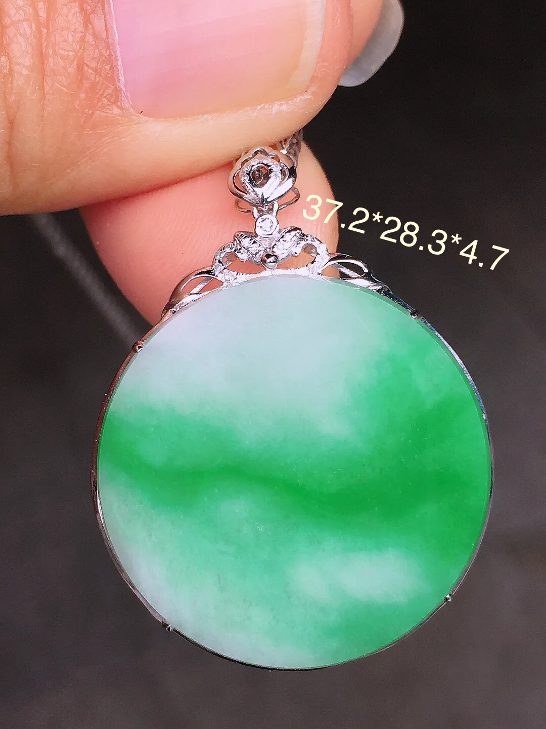 飘绿平安扣吊坠，色泽艳丽，玉质细腻，荧光感超
强，饱满圆润，尽显优雅气质，18k
金豪华镶嵌