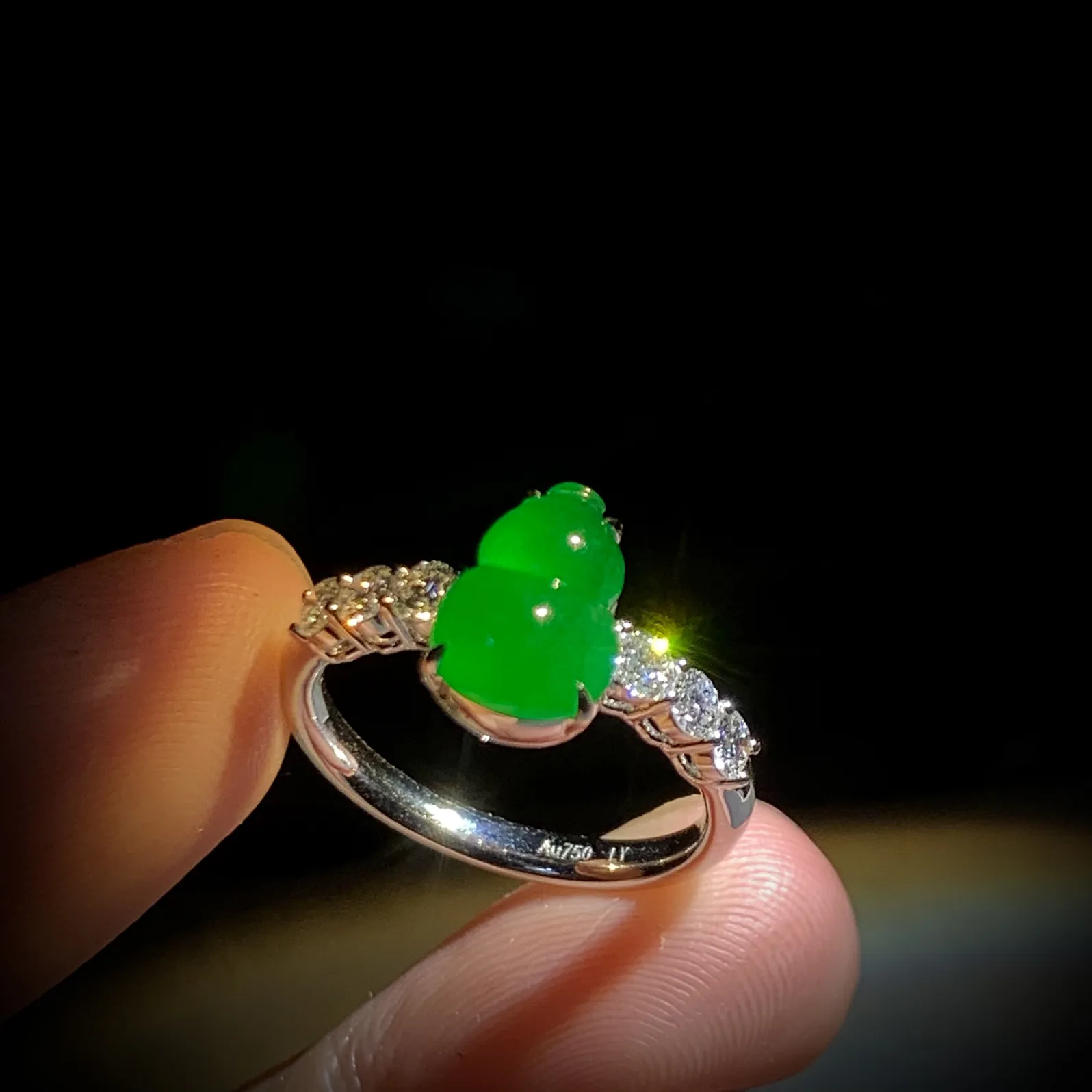 精品葫芦戒指，颜色种水都很好，
裸石10-7.2-3.5mm，14#，
18K金，南非钻，3.88g，