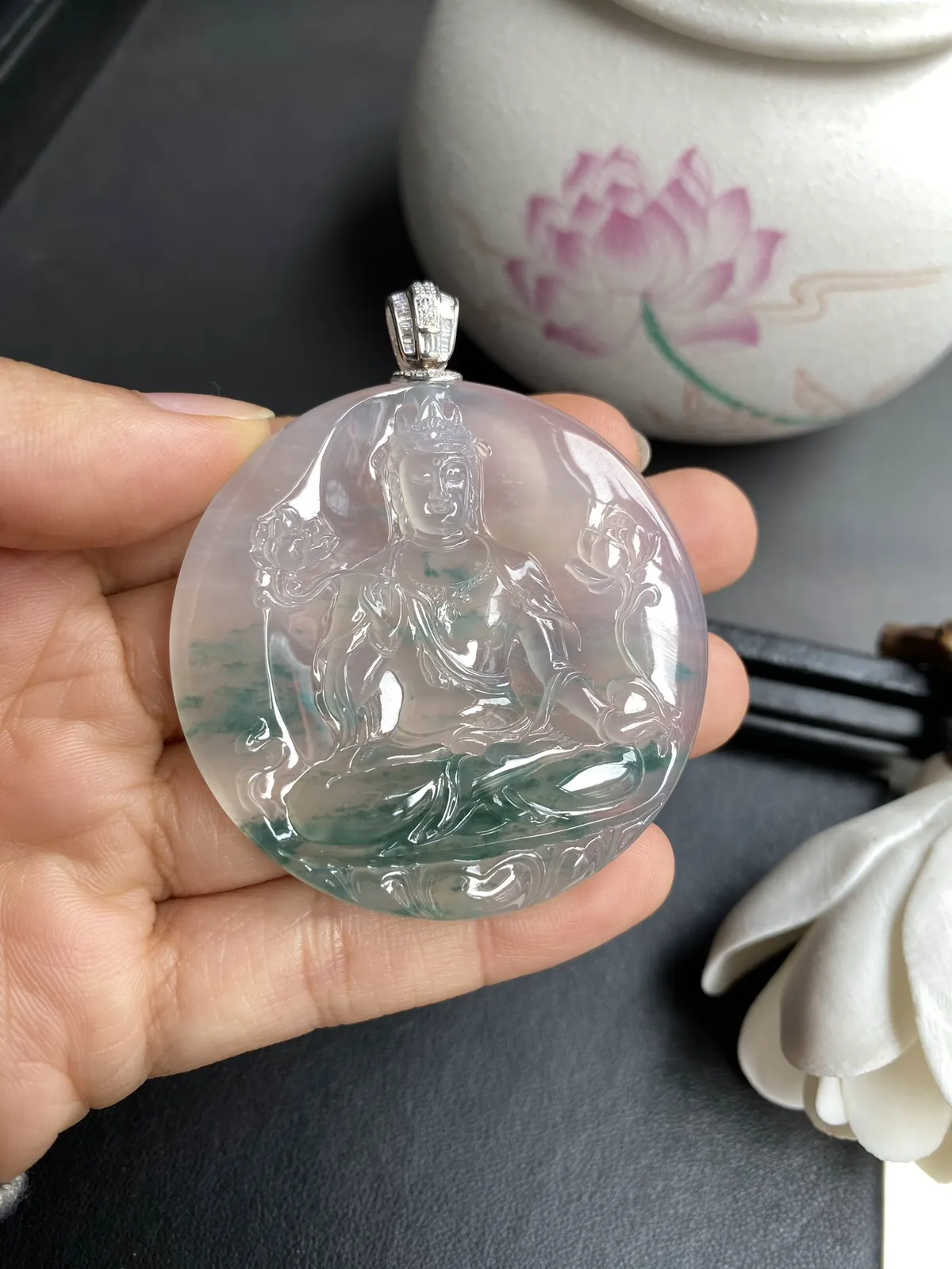 林佳裕作品-持莲观音，裸石54x6.2mm，雕工精湛，质地细腻