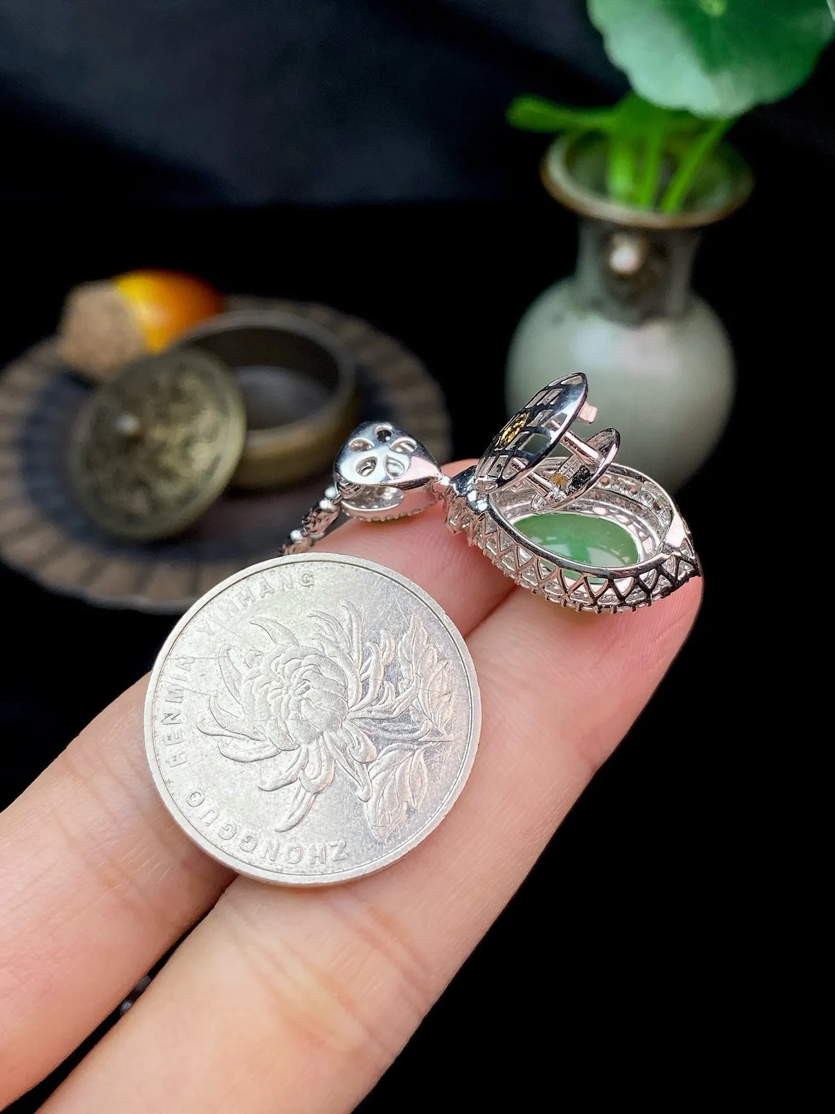 【冰种满绿水滴吊坠】种水上乘，冰感十足，通透闪亮，晶莹剔透。颜色浓郁，18K金钻精美镶嵌，裸石尺寸13.6*8.5*3.5毫米