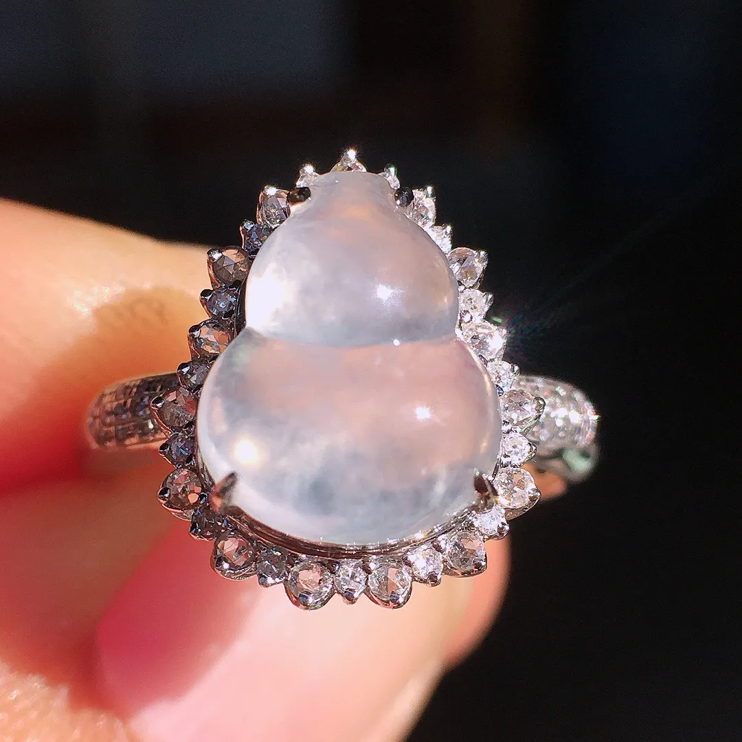 冰种葫芦戒指，玉质细腻，荧光感超
强，饱满圆润，尽显优雅气质，18k
金豪华镶嵌