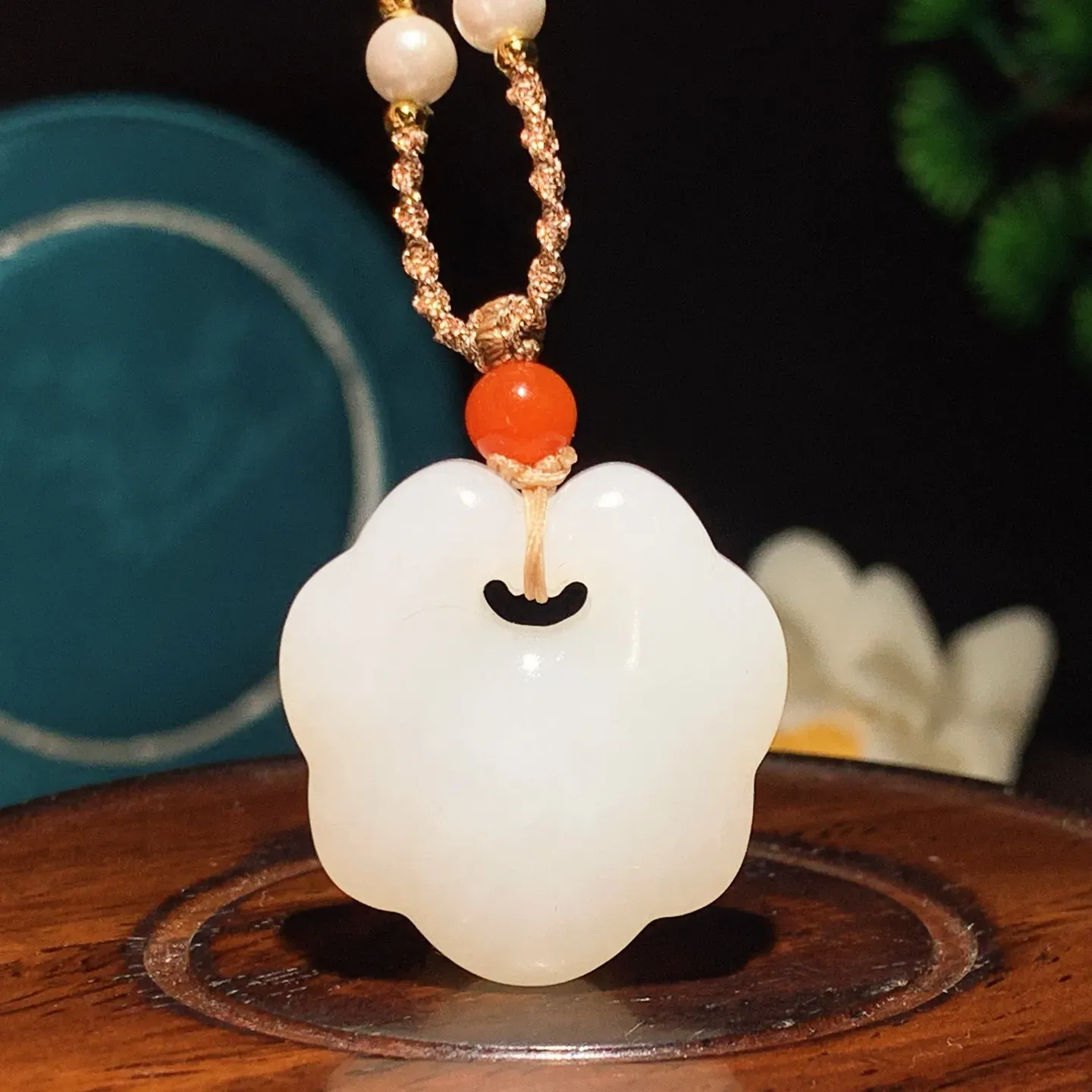 和田玉白玉平安如意锁挂件。尺寸28/27/10重16克。玉质细腻油润。手推出油。佩戴高端典雅。lt251213