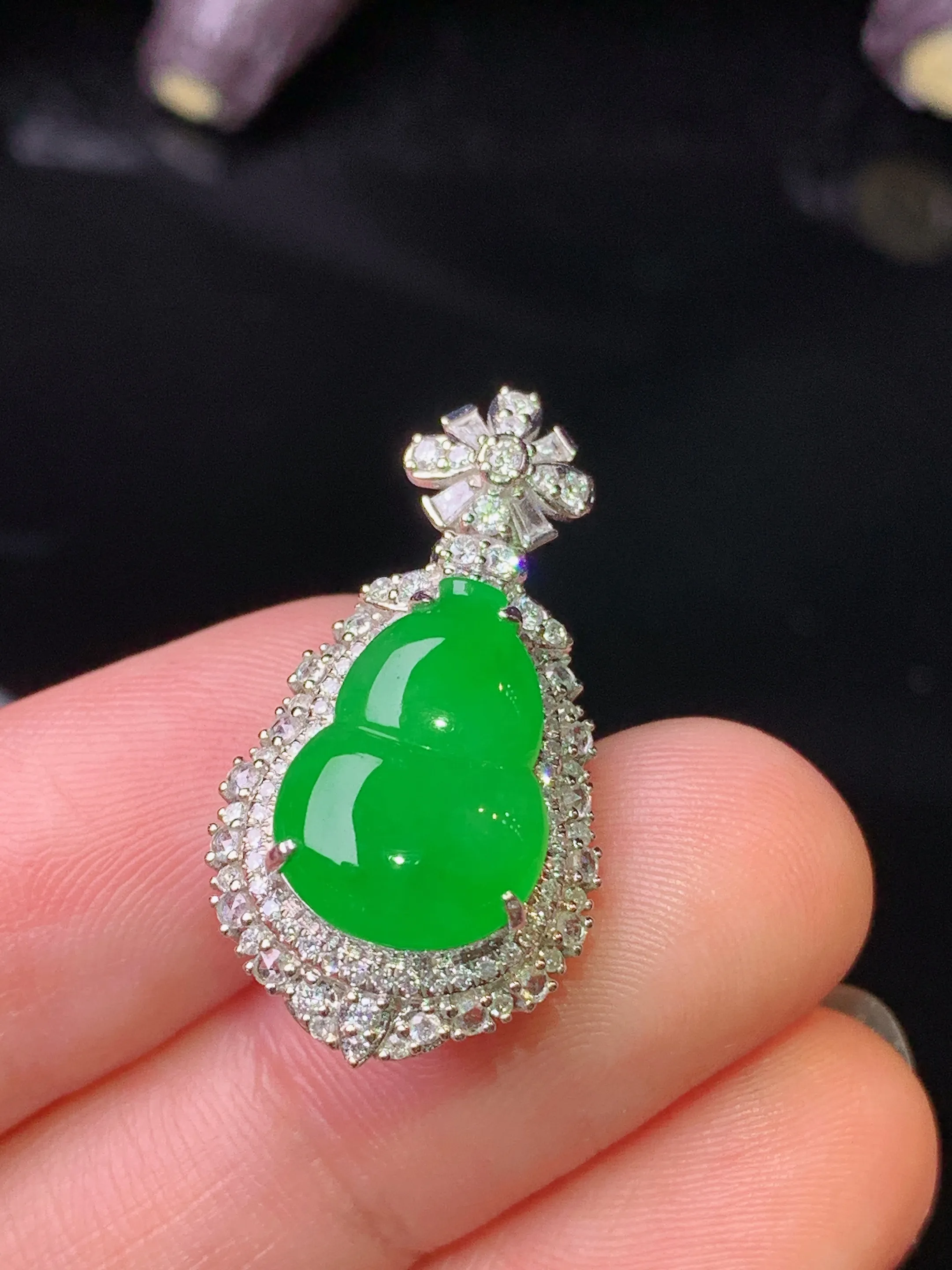 18k金钻镶嵌满绿葫芦吊坠 玉质细腻 水润亮眼 色泽艳丽 整体尺寸26.8*14.2*10.7