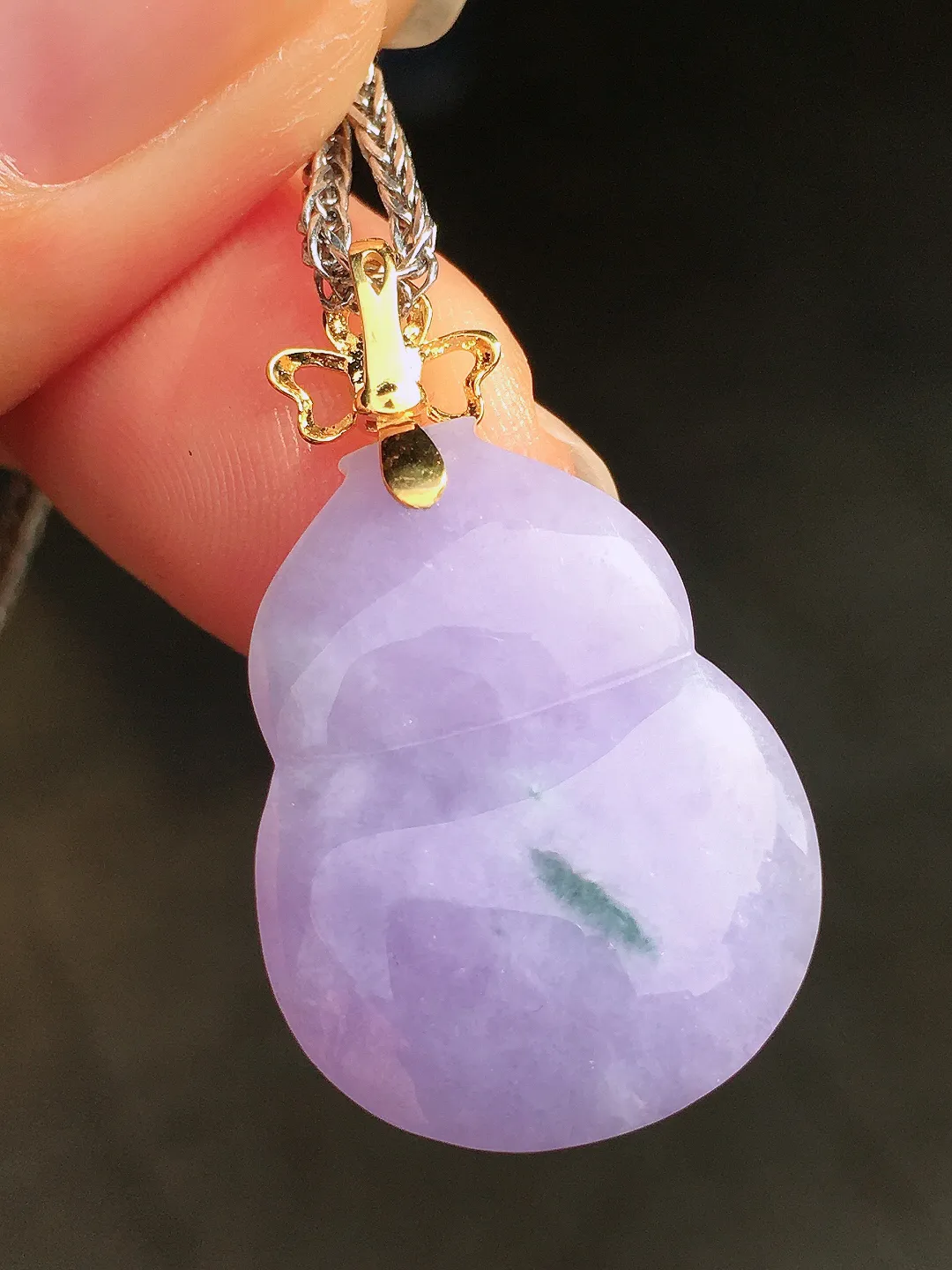 紫罗兰葫芦吊坠，色泽均匀艳丽，玉质细腻，荧光感超
强，饱满圆润，尽显优雅气质，18k
金豪华镶嵌