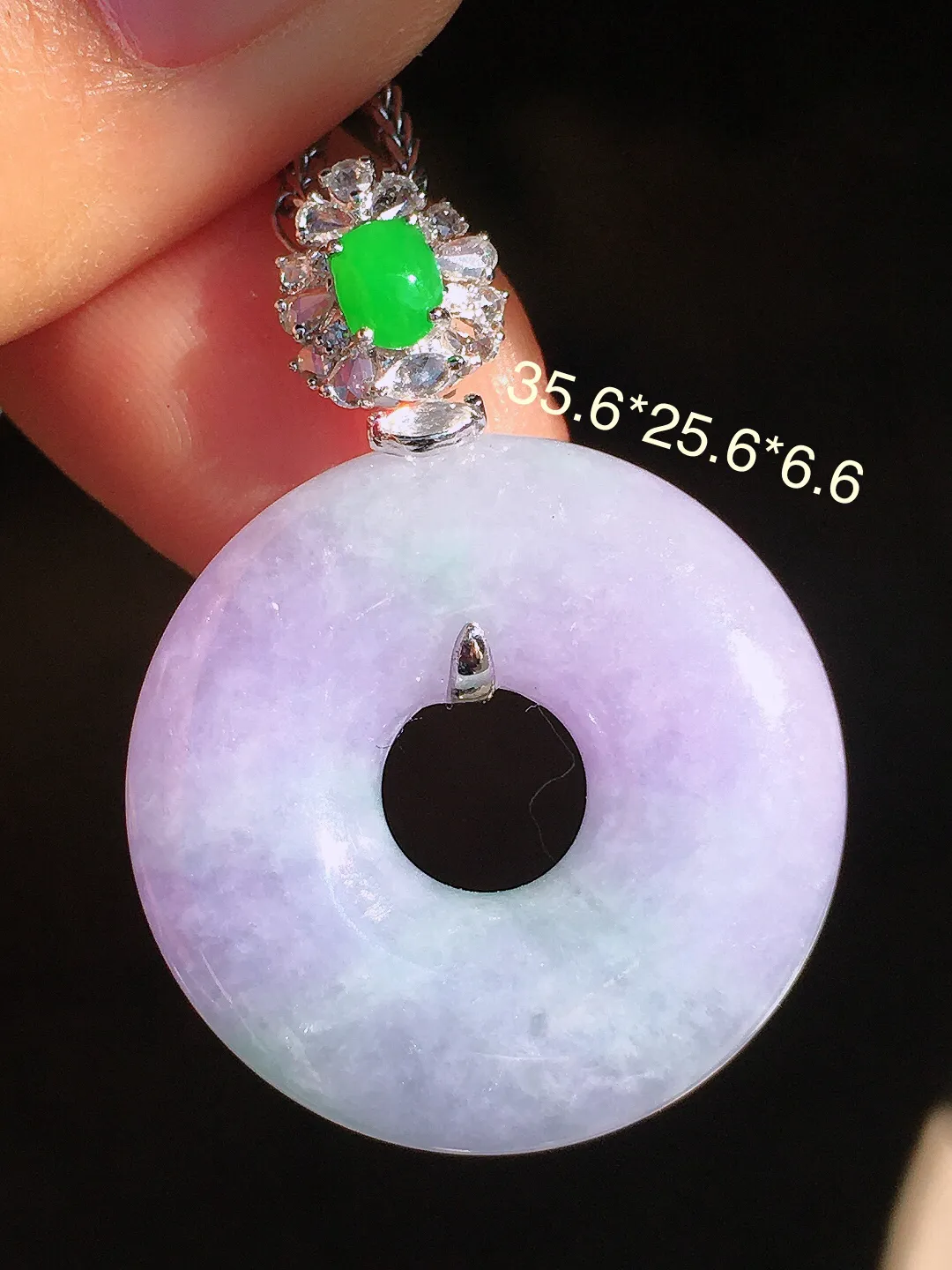 春彩平安扣吊坠，色泽艳丽，玉质细腻，荧光感超
强，饱满圆润，尽显优雅气质，18k
金豪华镶嵌