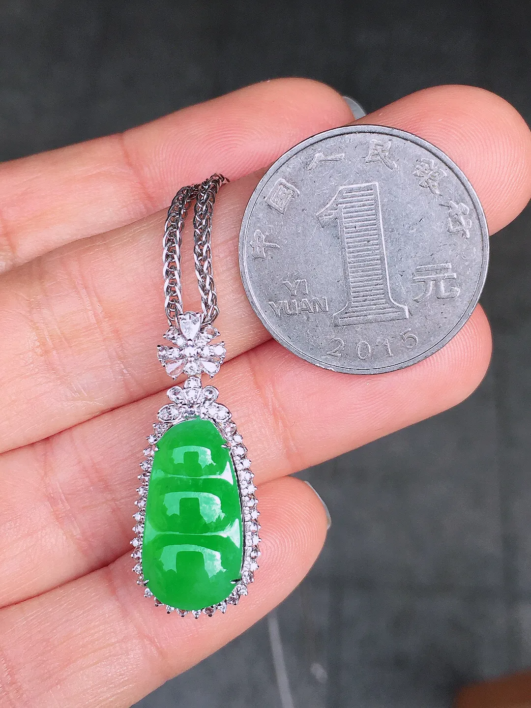 阳绿福豆吊坠，色泽均匀艳丽，玉质细腻，荧光感超
强，饱满圆润，尽显优雅气质，18k
金豪华镶嵌