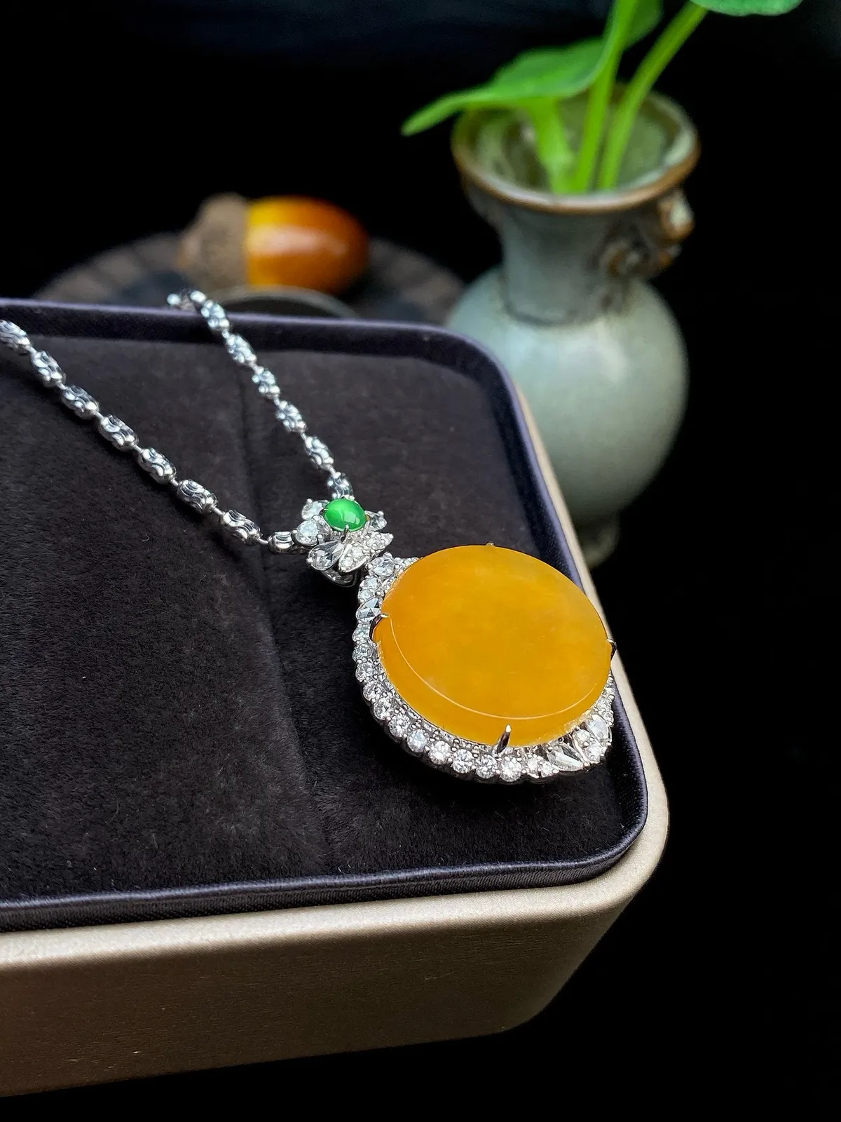 【冰种黄翡圆无事牌吊坠】质地细腻，冰润通透，晶莹闪亮。收藏品质，18k金钻镶嵌，裸石尺寸18*3毫米