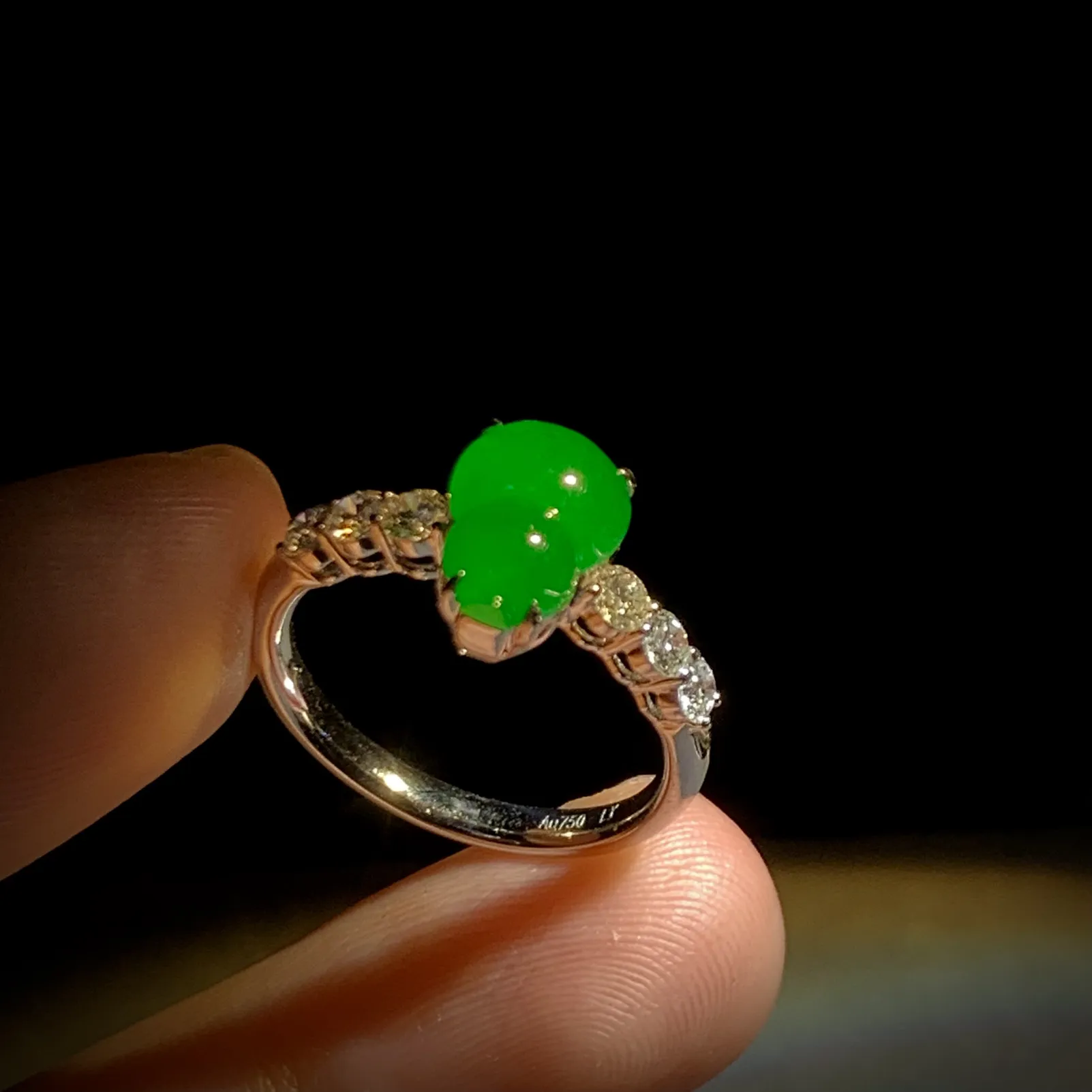 高质量辣绿葫芦戒指，裸石9.8-7.2-3.5mm，
14#，18K金，南非钻，3.78g，