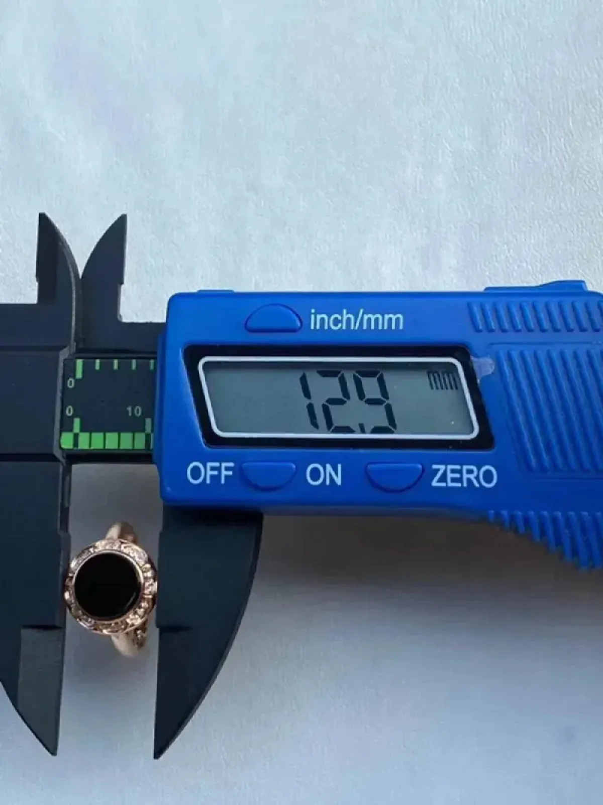 墨翠【平安扣戒指】18K金+南非钻镶嵌，细腻干净，黑度极黑，性价比高，雕工精湛，打灯透绿 裸石尺寸9.1*4.8