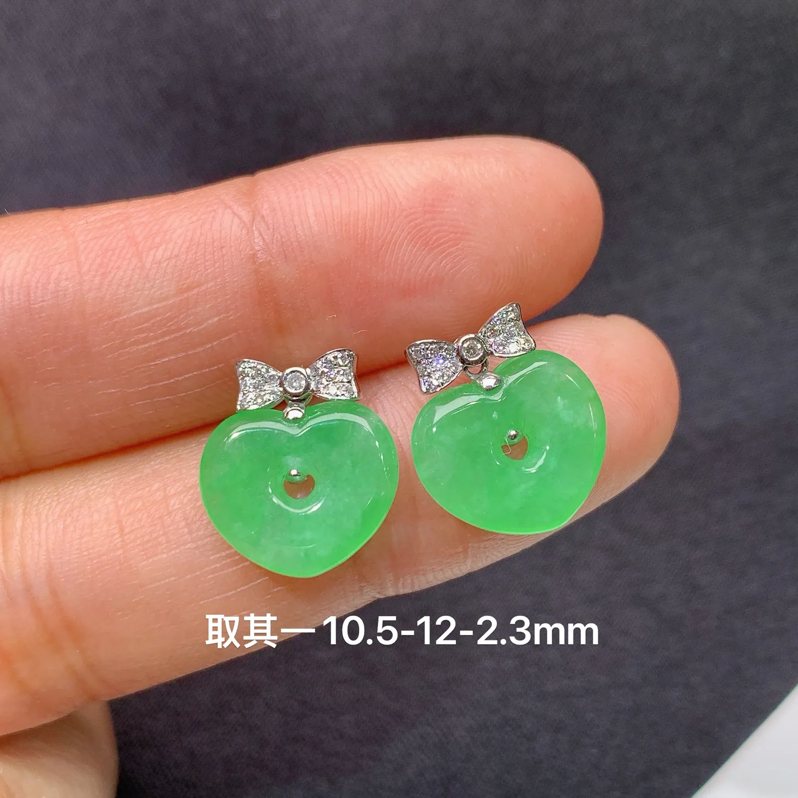 翠绿爱心耳坠，18k金镶嵌，简约时尚，冰润色阳，种水足，Be 尺寸10.5*12*2.3