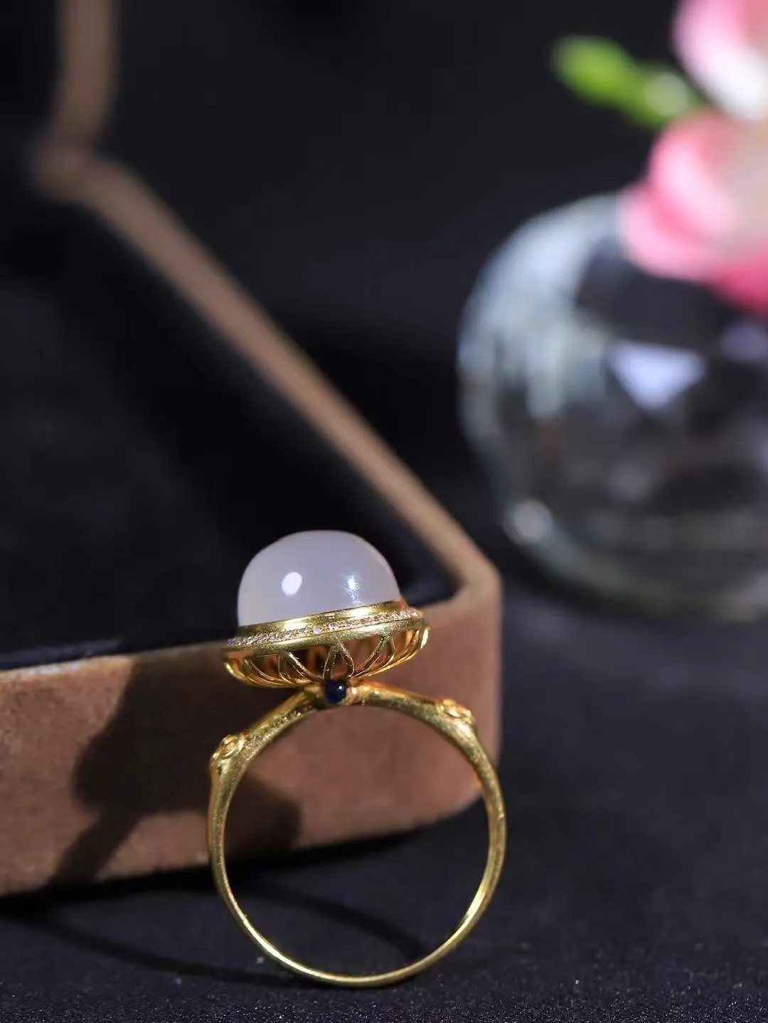 【金镶玉.戒指】

精品和田玉烟紫Au750金戒指 玉质细腻温润 油性十足 ，不论时光如何流转变化，这枚戒指始终闪耀着最初的光芒。精工镶嵌18K金 （保真金 可检测贵金属18K金） 重3.68克 尺寸17-10mm 781201255A