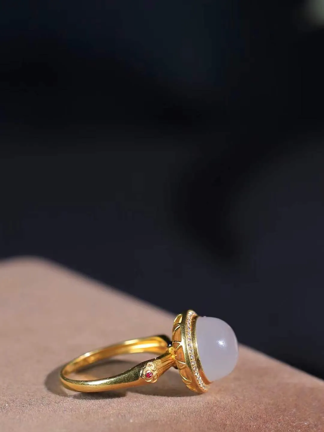 【金镶玉.戒指】

精品和田玉烟紫Au750金戒指 玉质细腻温润 油性十足 ，不论时光如何流转变化，