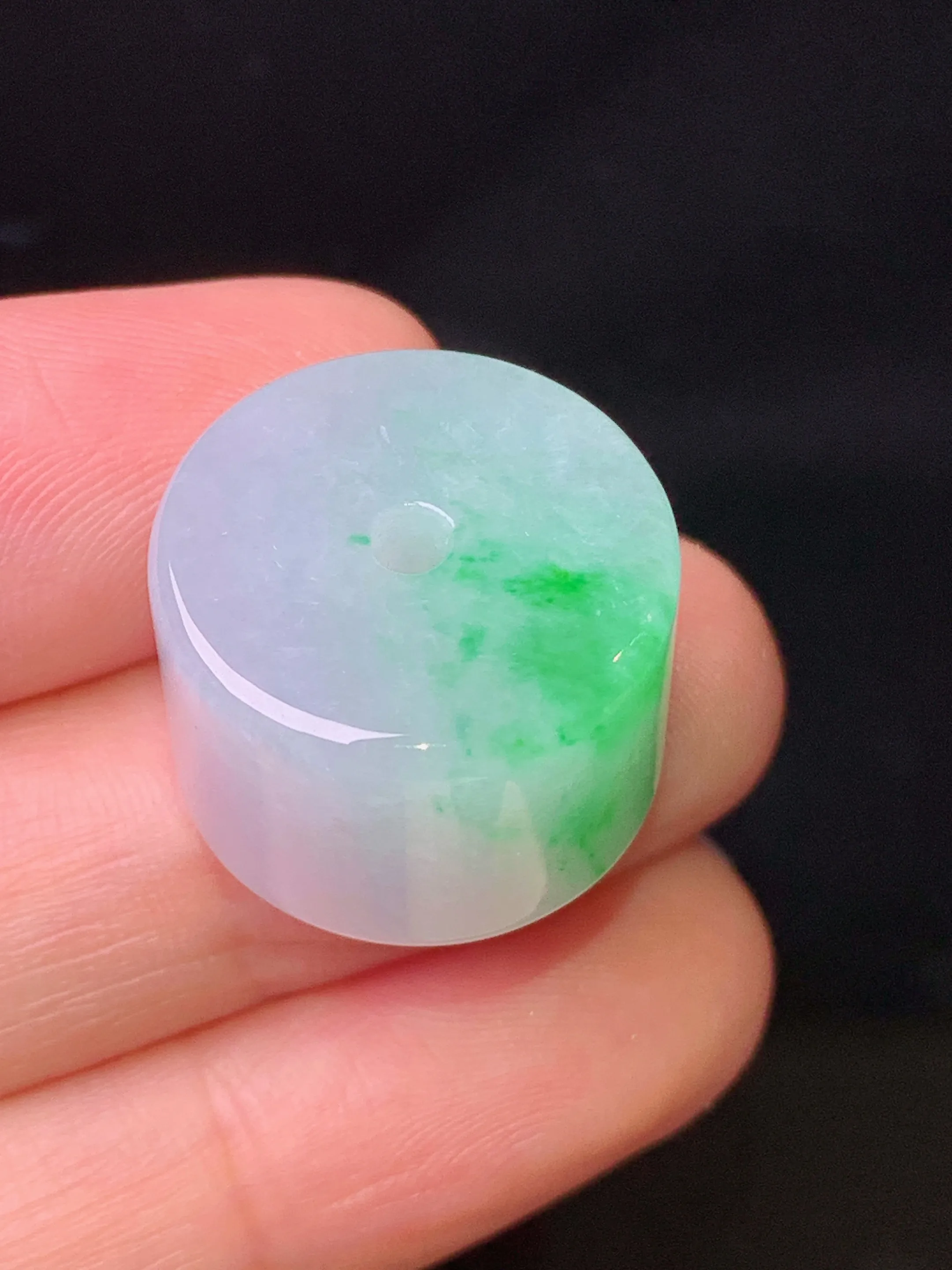 飘绿路路通吊坠 玉质细腻 水润亮眼 色泽艳丽 整体尺寸18.2*18.2*12.7