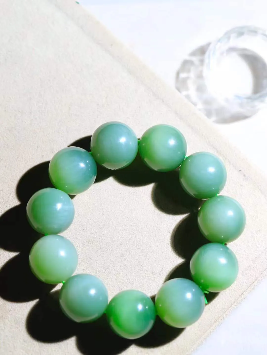 【珠圆玉润.手串】

精品️和田玉碧玉猫眼珠圆玉润手串 玉质温润细腻  整串打磨圆润，佩戴舒适。珠珠落玉盘，间关莺语花底滑，一生美好时光，无论身在何处，都有它相伴相守。事事顺遂，幸福美满，吉祥如意。重149.29克 尺寸取一20.1mm  FDA-221201233