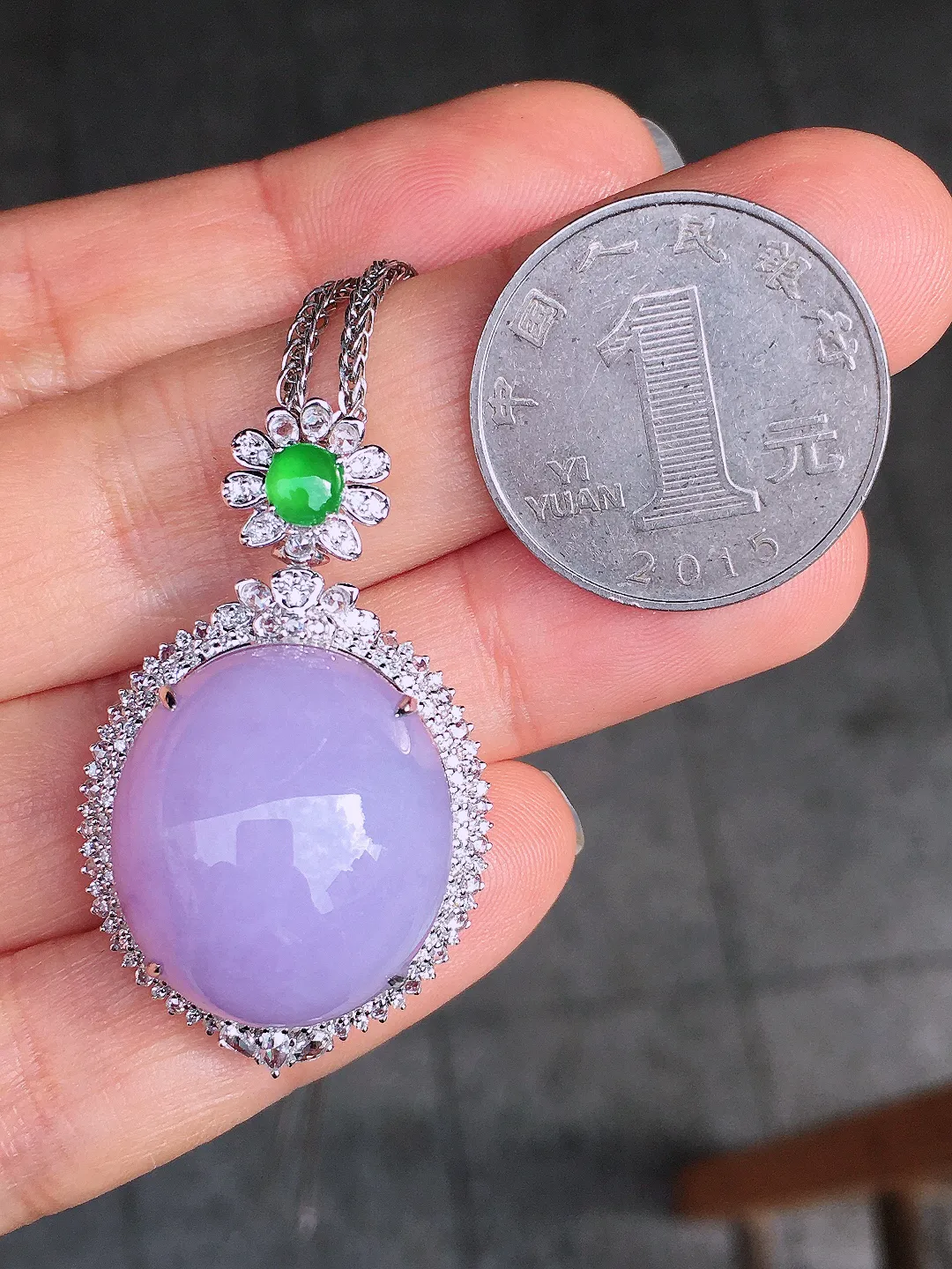 紫罗兰蛋面吊坠，色泽均匀艳丽，玉质细腻，荧光感超
强，饱满圆润，尽显优雅气质，18k
金豪华镶嵌