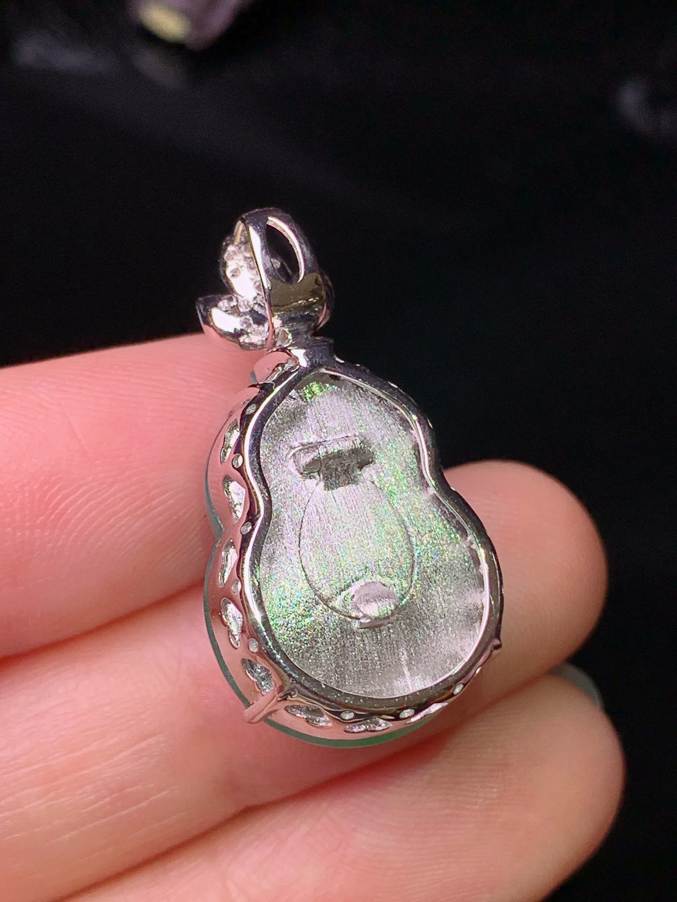 18k金钻镶嵌翠绿葫芦吊坠 玉质细腻 水润亮眼 色泽艳丽 整体尺寸27.3*14.4*12.5