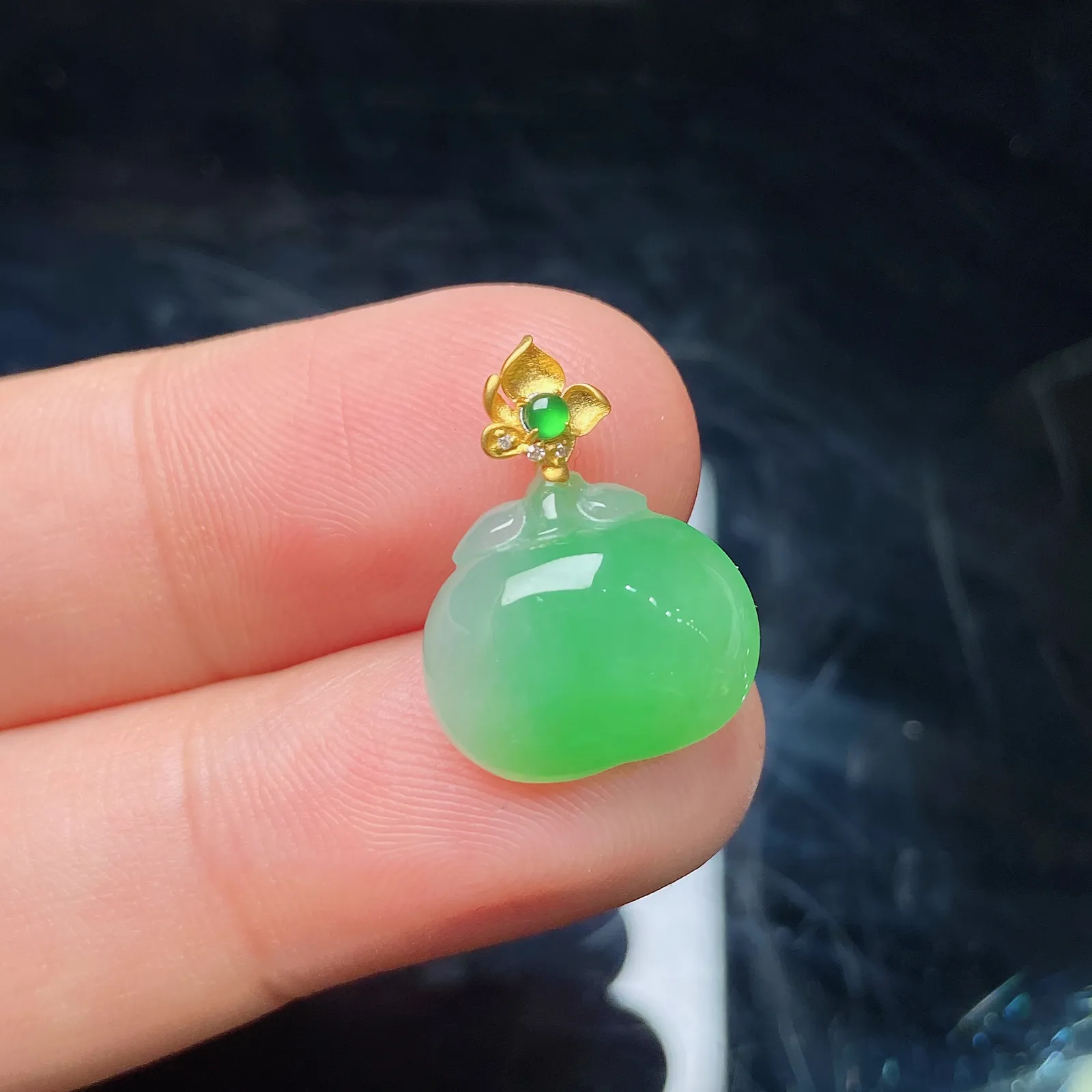 冰飘绿苹果吊坠，18k金扣头，冰润细腻，色阳，种水足，001 尺寸18.1*13.8*5.8