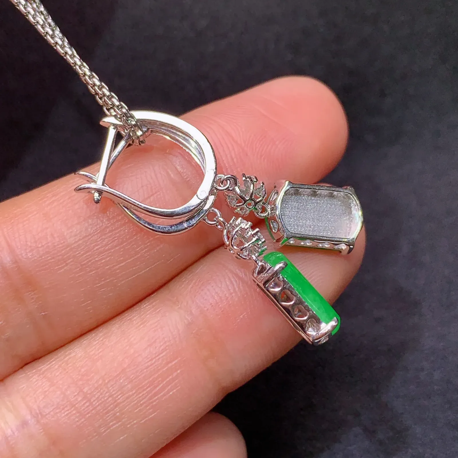 阳绿马鞍耳坠，18k金镶嵌，简约时尚，冰润色阳，种水足，Yt 尺寸9.3*5.8*2