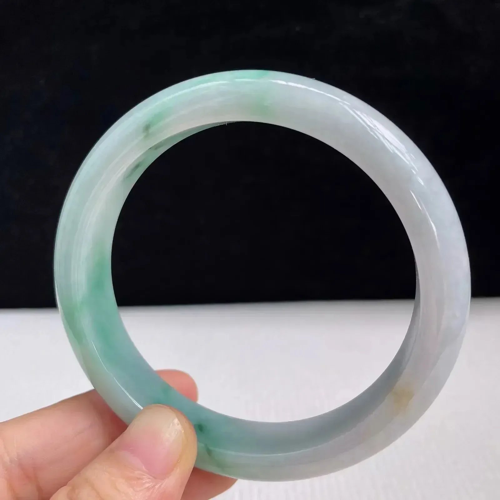 58.7mm自然光拍摄天然翡翠A货飘绿好种水正圈手镯 57.56克