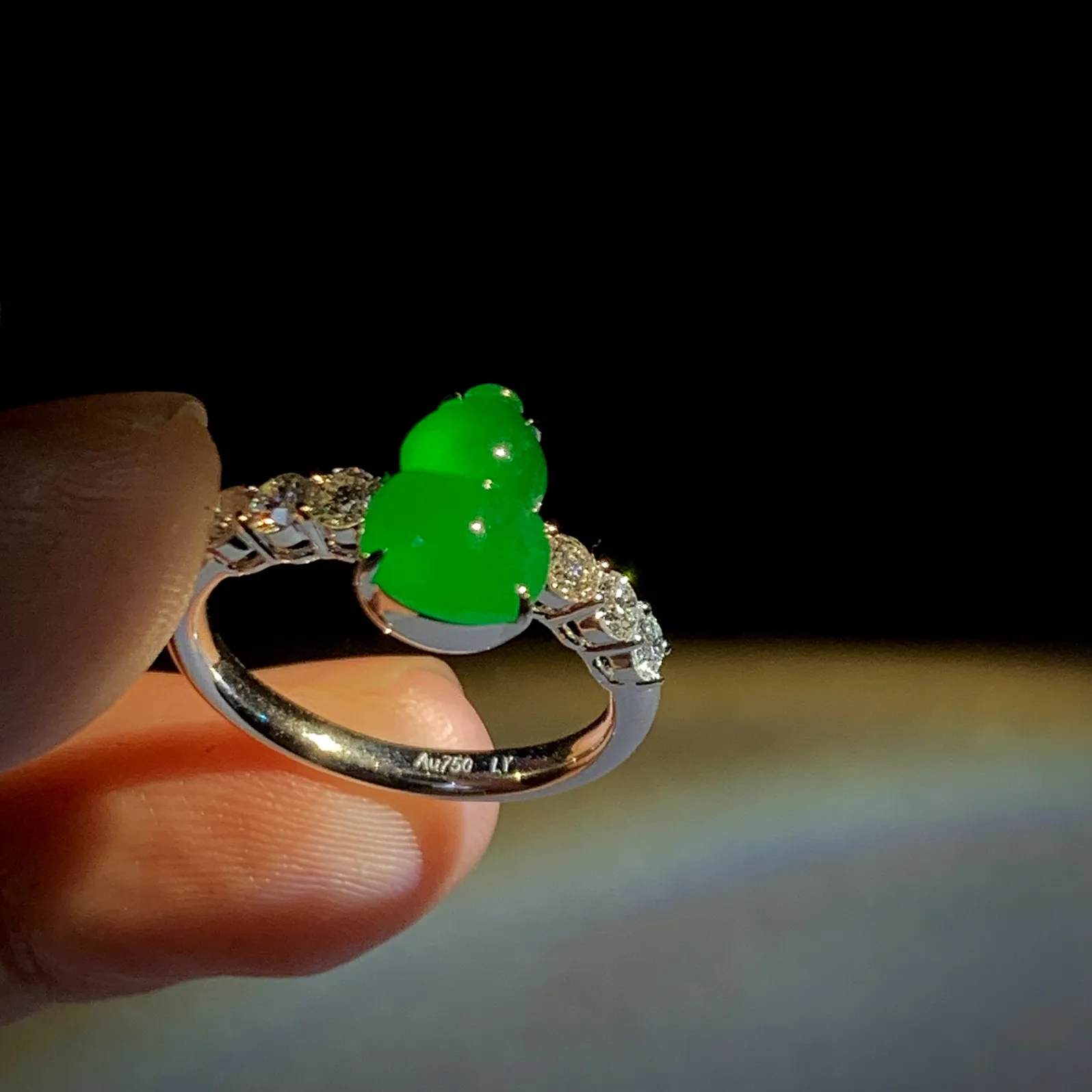 精品葫芦戒指，颜色种水都很好，
裸石10-7.2-3.5mm，14#，
18K金，南非钻，3.88g，