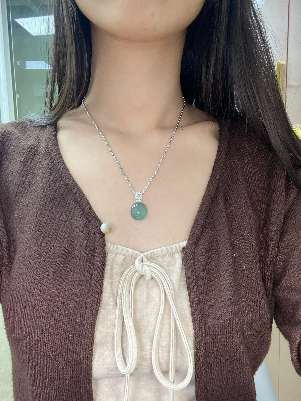 【冰种湖水绿蛋面吊坠】迷人湖水绿，形状非常饱满，冰润通透，种老起光，胶感强烈。质地细腻度均匀度很高，18K金钻精美镶嵌，裸石尺寸16.1*15.1*4.6毫米