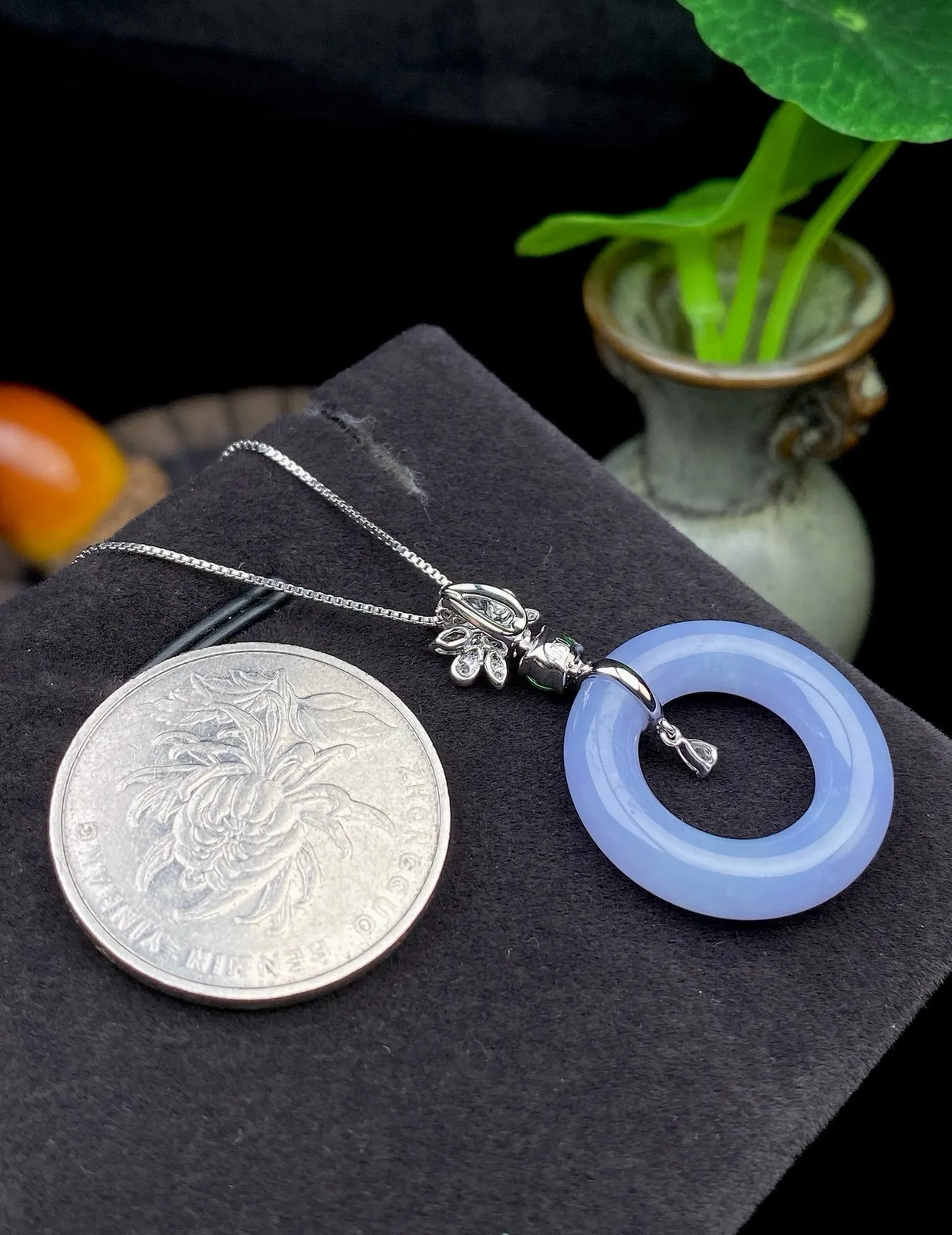 【冰种紫罗兰扣】甜甜圈，质地细腻，冰感十足，通透闪亮，18k金钻镶嵌，裸石尺寸21.9*4.9毫米