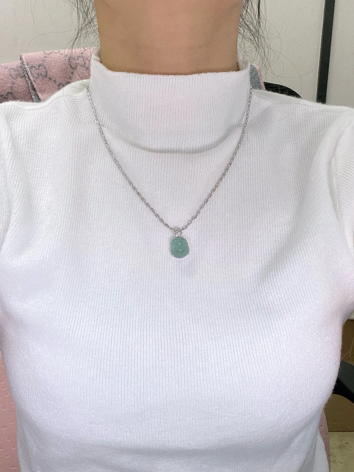 【冰种晴底貔貅吊坠】质地细腻，饱满度很好，晶莹剔透，18k金钻镶嵌，裸石尺寸13.8*12.1*7.3毫米