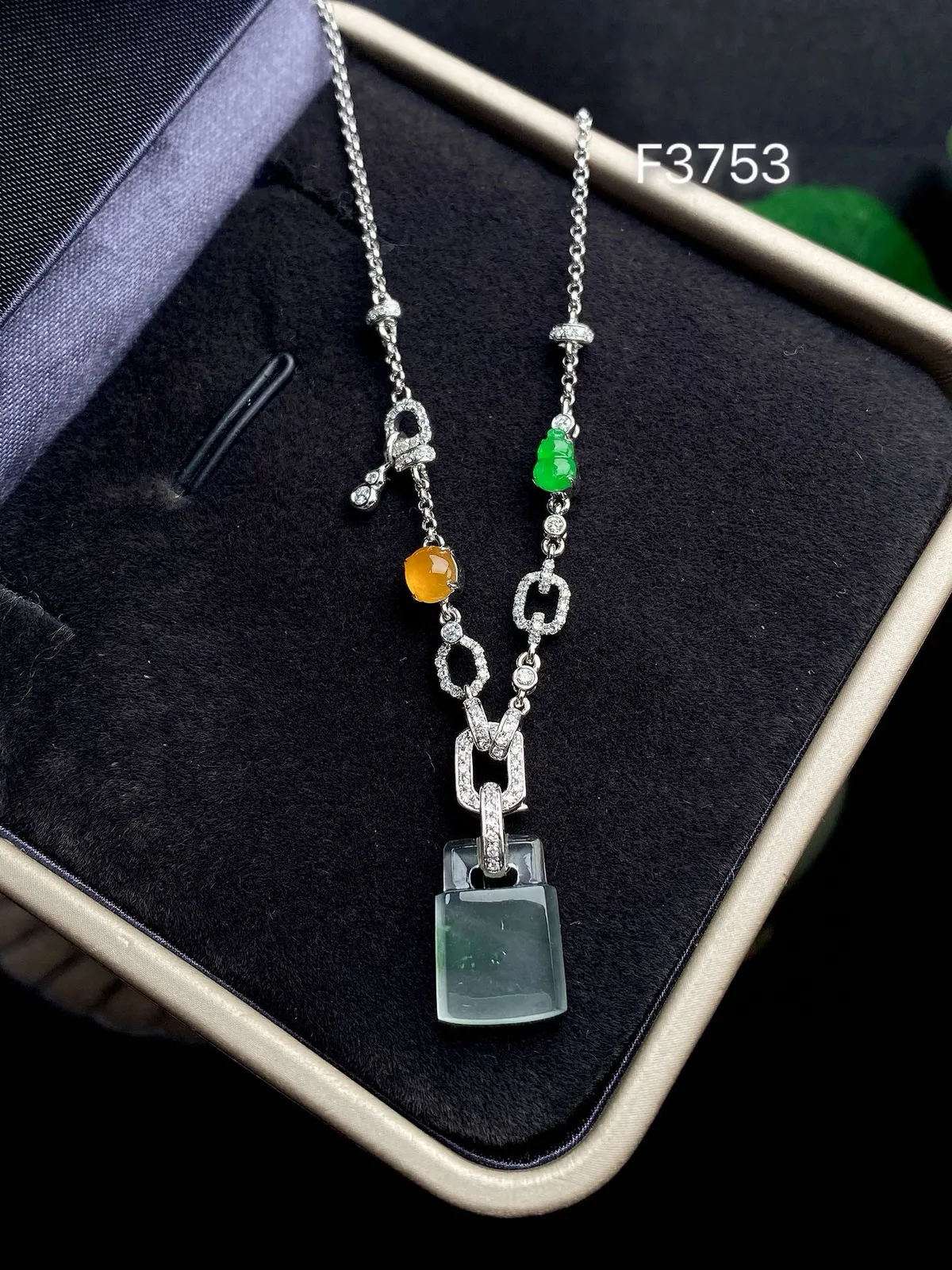 【冰种飘花平安锁吊坠】质地细腻，饱满度很好，晶莹剔透，18k金钻镶嵌，裸石尺寸12.4*8.8*2.