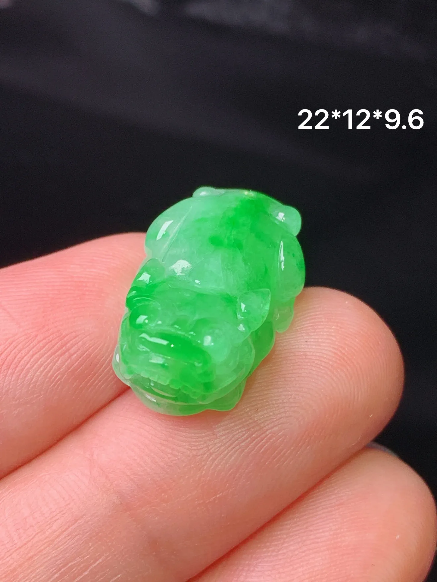 翠绿貔貅吊坠 玉质细腻 色泽艳丽清新 整体尺寸22*12*9.6