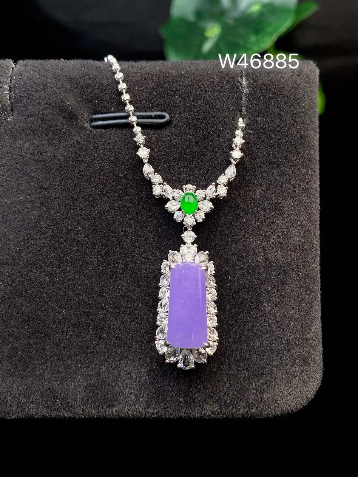 【冰种紫无事柱吊坠】质地细腻，光泽度不错，18k金钻镶嵌，裸石尺寸13*6.2*2.7毫米