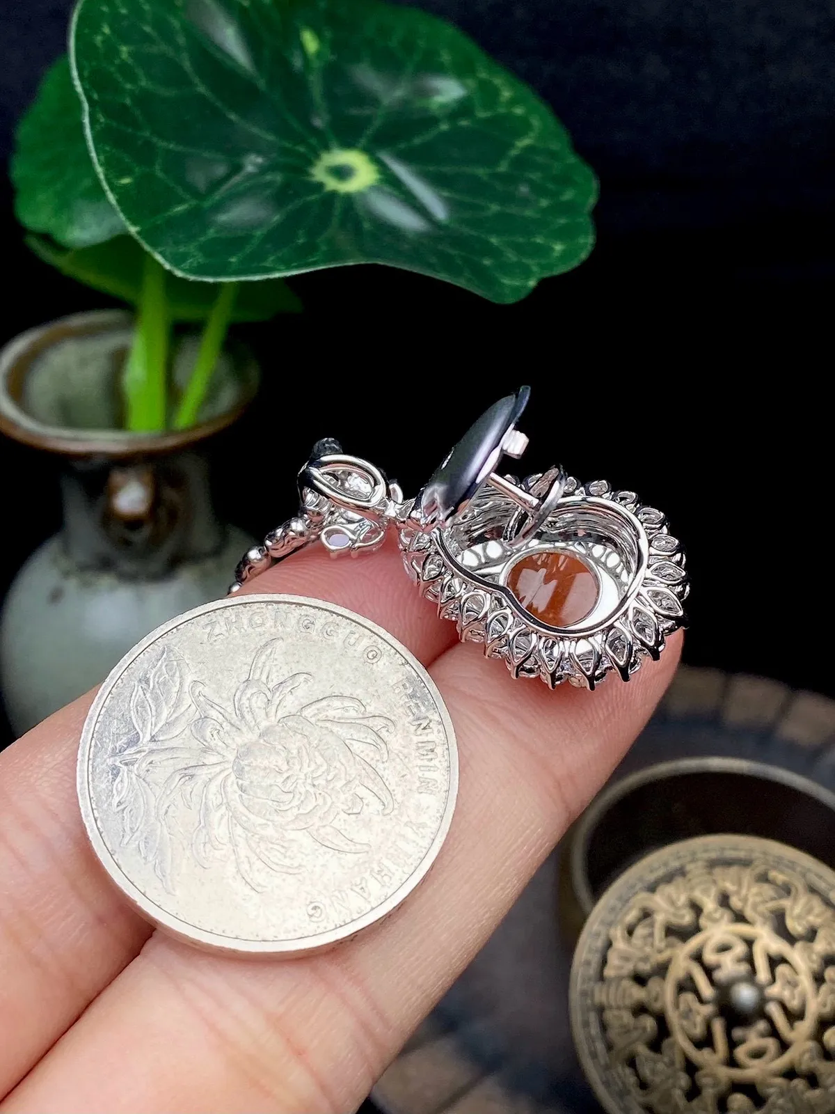 【冰种黄翡葫芦吊坠】质地细腻，冰感十足，晶莹透亮，18K金钻镶嵌，裸石尺寸14.8*12.1*3.8毫米