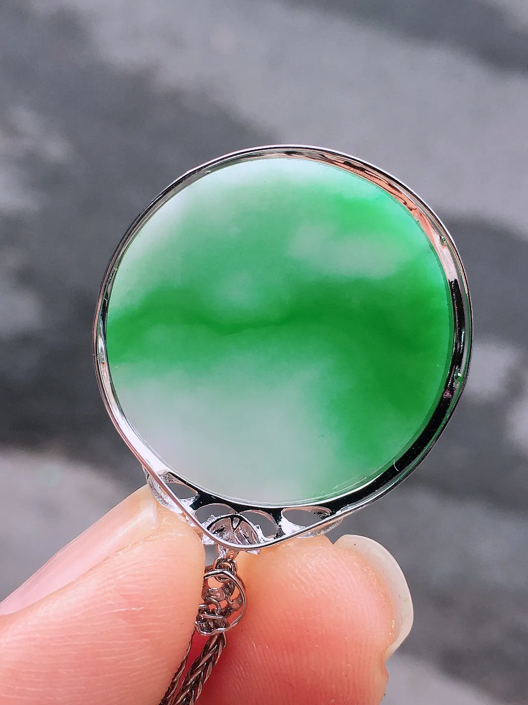 飘绿平安扣吊坠，色泽艳丽，玉质细腻，荧光感超
强，饱满圆润，尽显优雅气质，18k
金豪华镶嵌