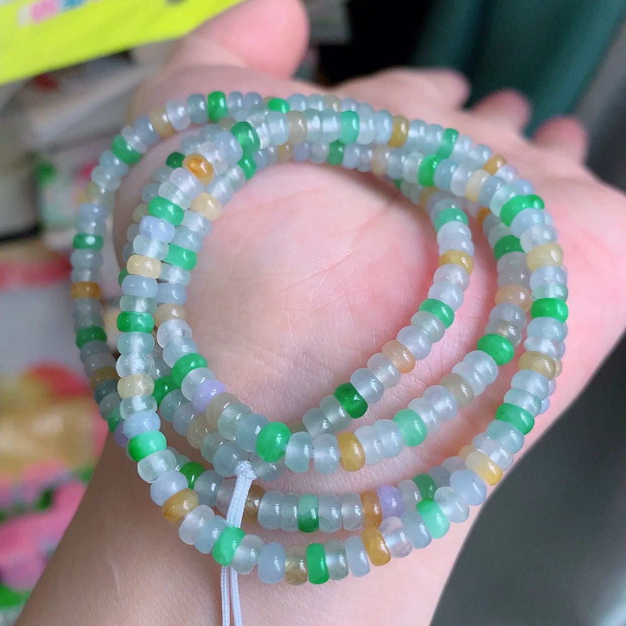 自然光实拍   冰种多彩翡翠项链，多宝翡翠珠链，款式新颖，佩戴效果时尚出众 尽显气质，玉质细腻，美感