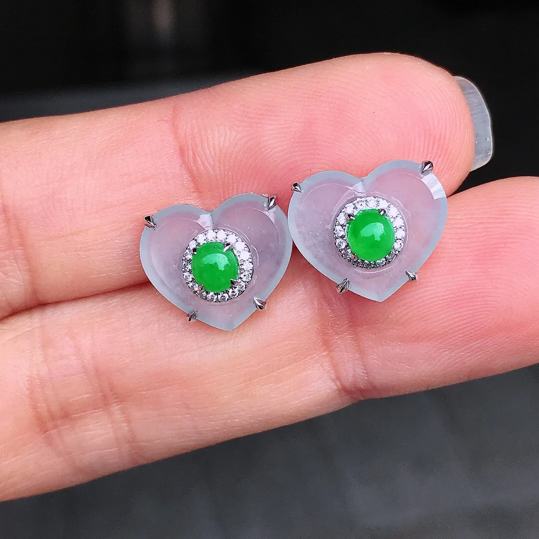 阳绿蛋面耳钉，色泽均匀艳丽，玉质细腻，荧光感超
强，饱满圆润，尽显优雅气质，18k
金豪华镶嵌