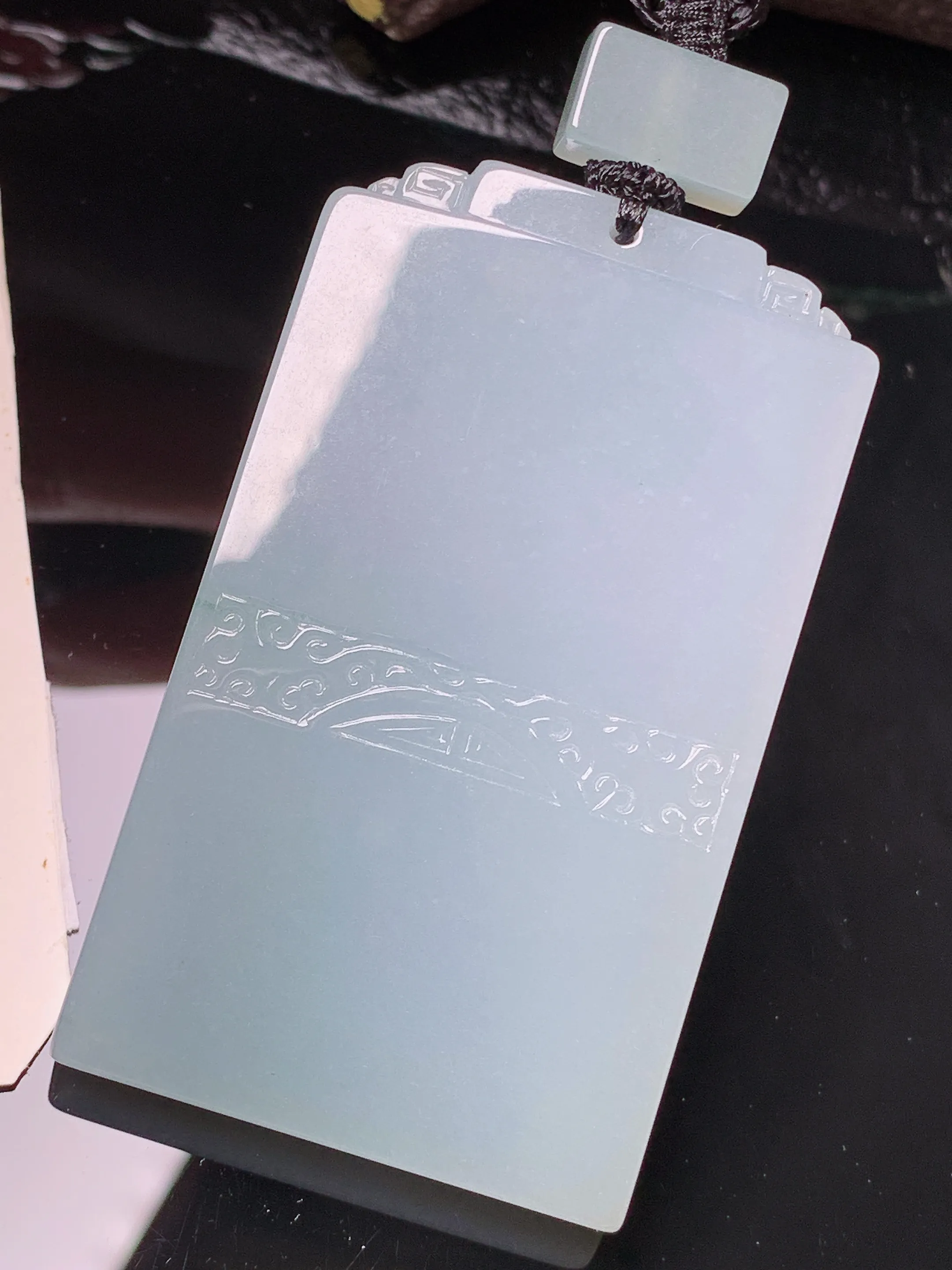 雕花无事牌吊坠 玉质细腻 水润亮眼 色泽艳丽 整体尺寸58.3*34.3*6