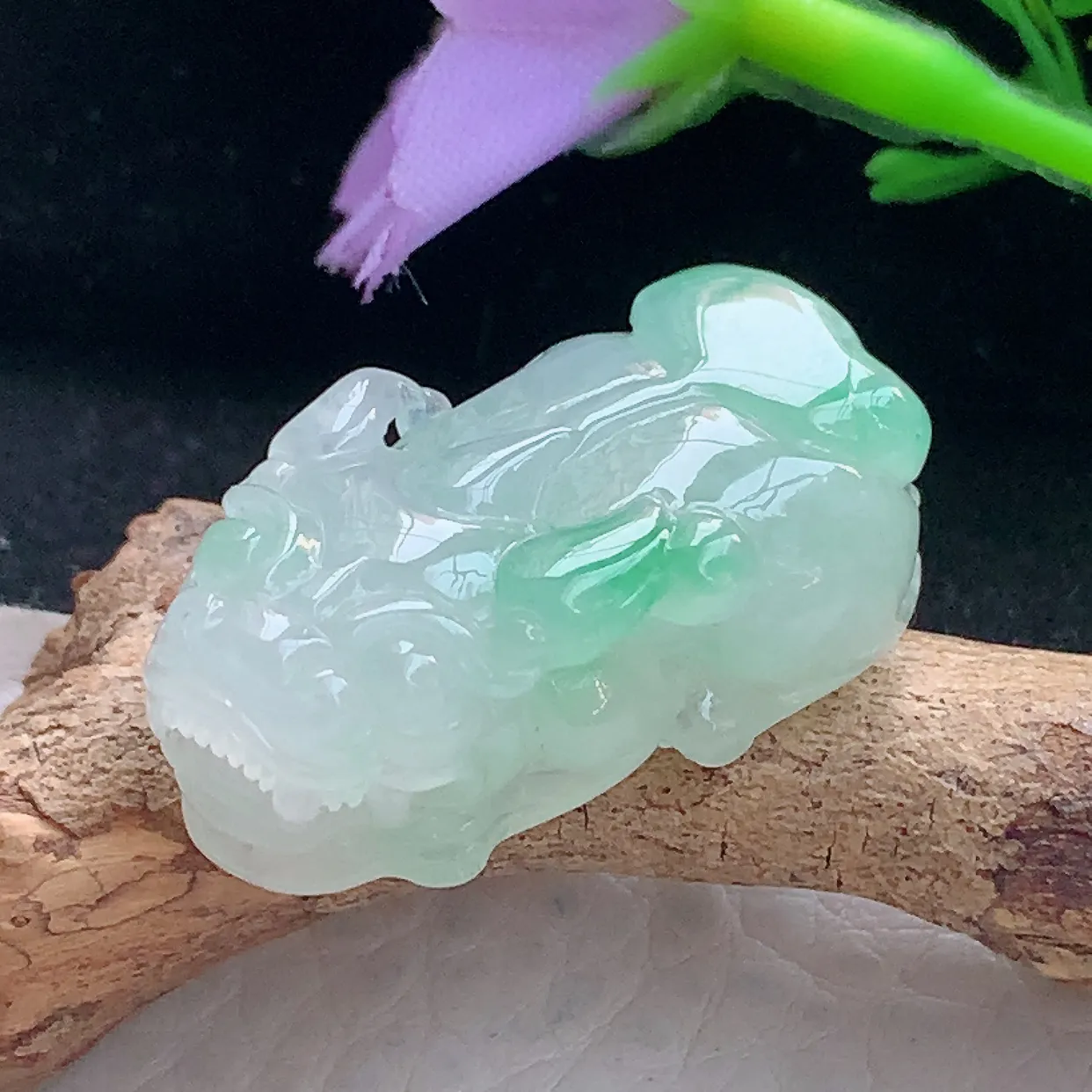 x54自然光30*15.6*12精美翡翠a货冰飘绿招财貔貅 玉皮休玉吊坠 玉挂件