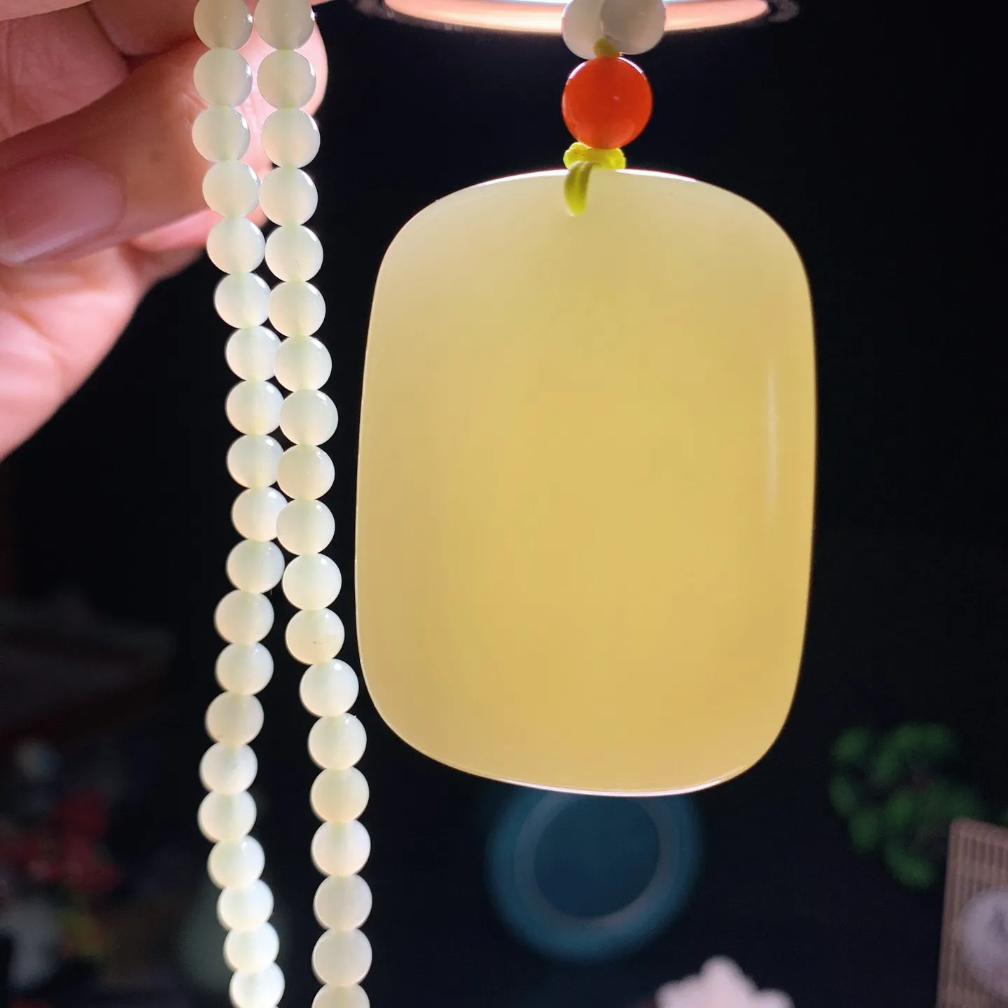 新疆和田玉若羌黄口料平安无事牌挂件。尺寸50/37/15重91克。玉质细腻油润。手推出油。佩戴高端典雅。lt251213