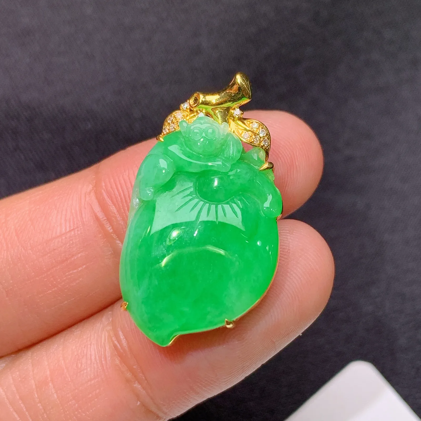 阳绿寿桃吊坠，灵猴献瑞，18k金镶嵌，冰润色阳，玉质细腻，种水足，尺寸27.5*15.4*6.2