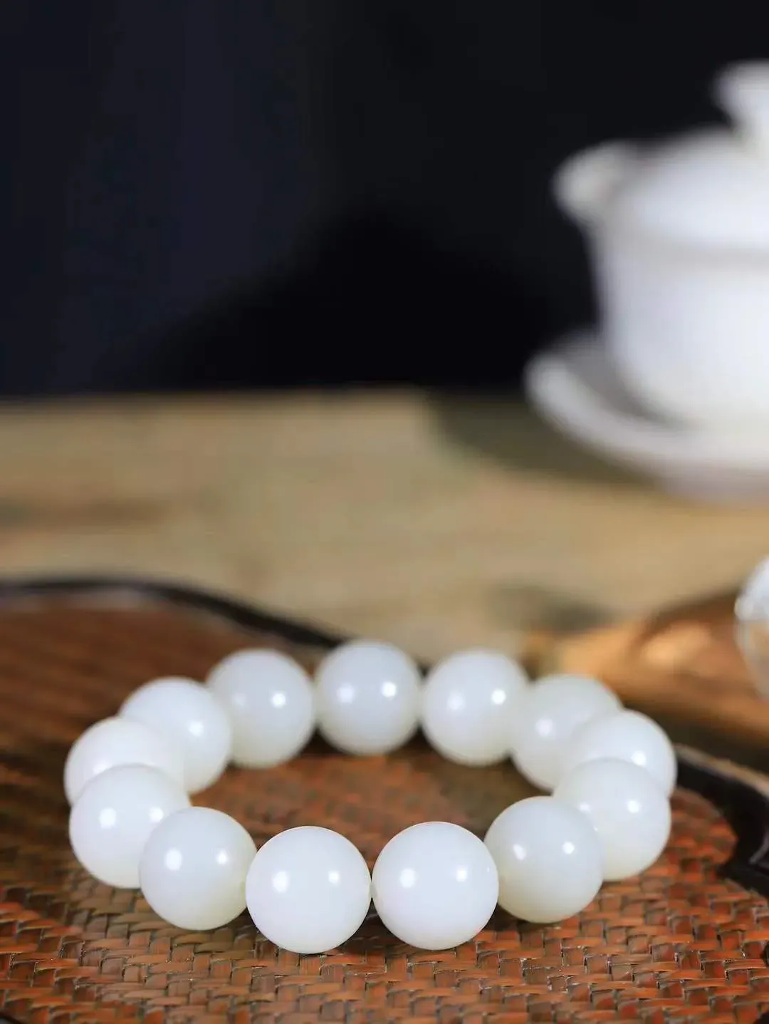 【珠圆玉润.手串】

精品和田玉白玉珠圆玉润手串 玉质温润细腻  整串打磨圆润，佩戴舒适。珠珠落玉盘