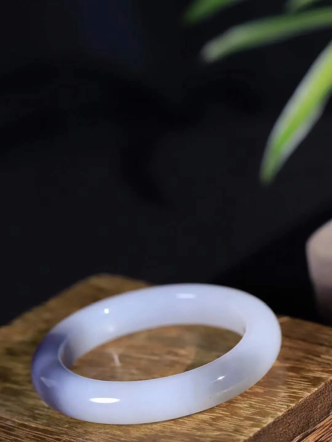 【婉约佳人.手镯】

精品️和田玉烟紫白双色手镯 玉质温润细腻 油性十足 手感舒适，高华雅逸，线条