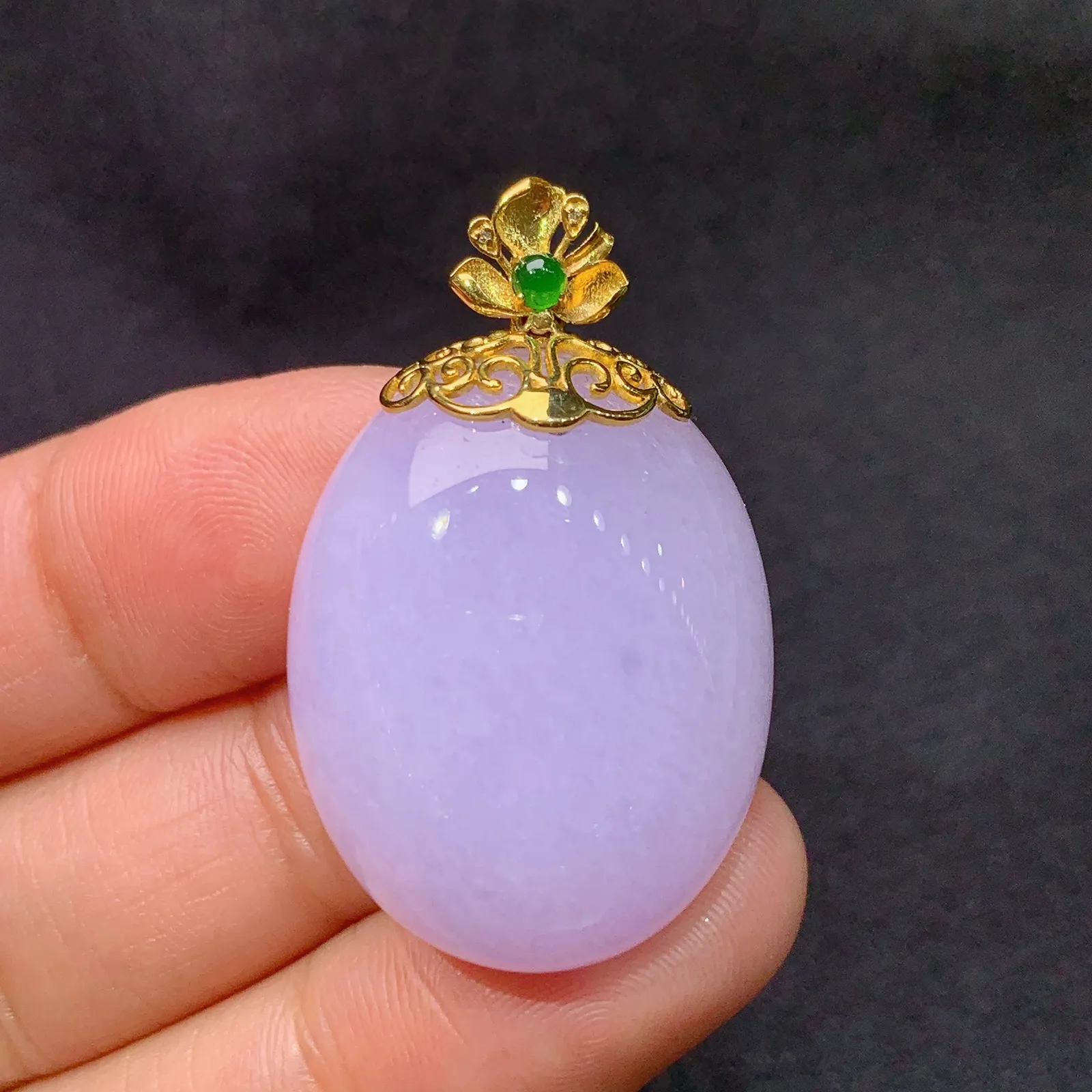紫罗兰蛋面吊坠，18k金镶嵌，温润细腻，颜色鲜艳 Fuy 尺寸34.8*21.8*10.4