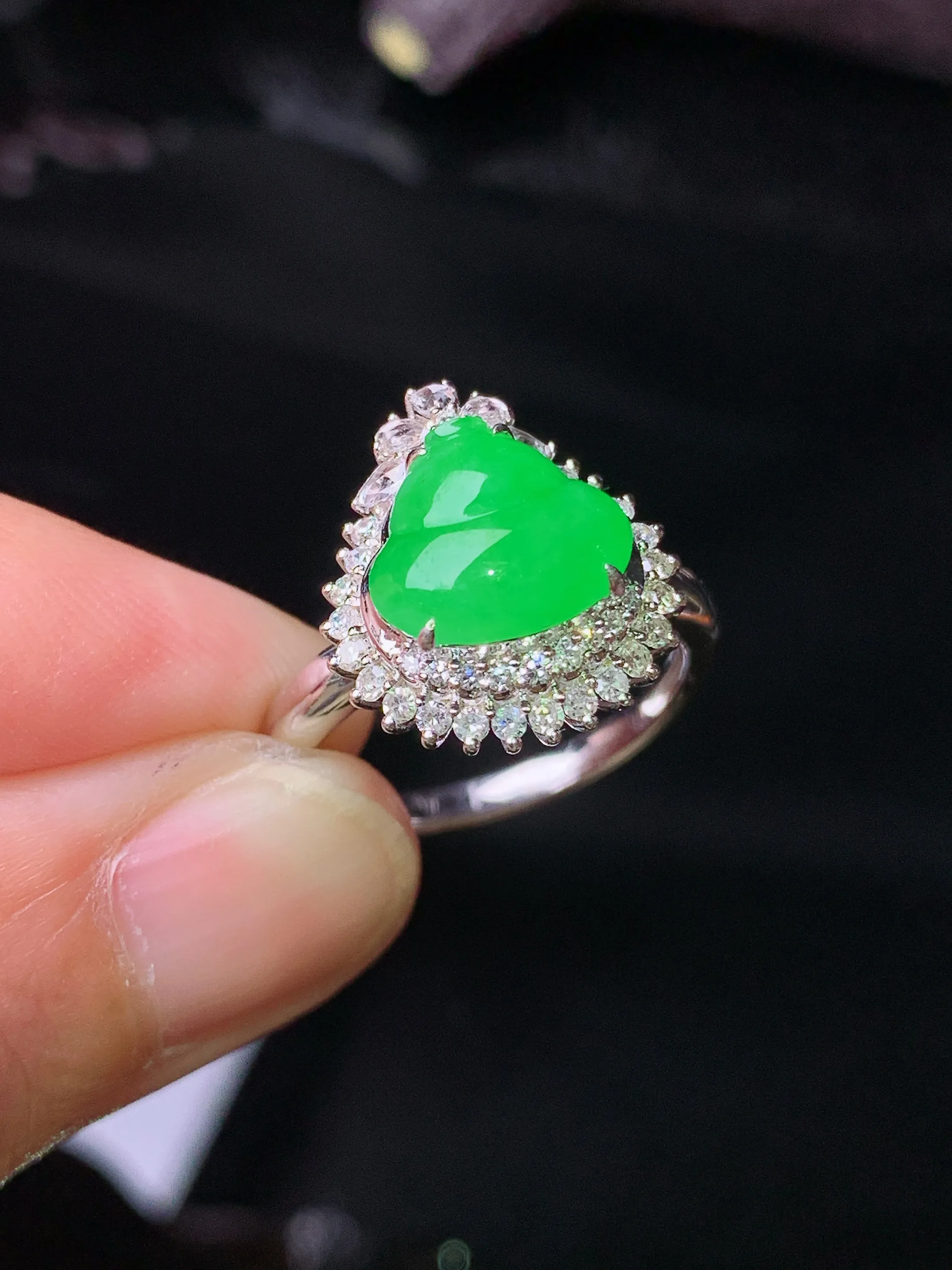 18k金钻镶嵌满绿葫芦戒指 玉质细腻 水润亮眼 色泽艳丽 圈口13.5 整体尺寸15.2*13.7*