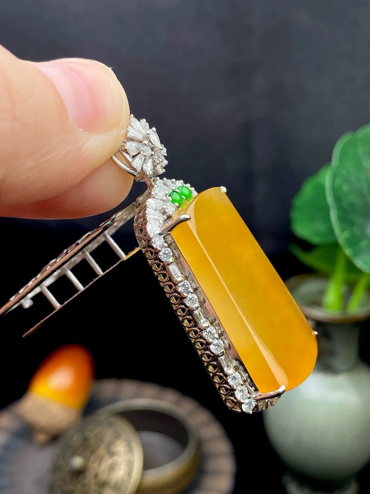 【冰种黄翡无事柱】质地细腻，冰润透亮，光泽出众，冰感十足，18k金钻镶嵌，裸石尺寸27.9*15.4