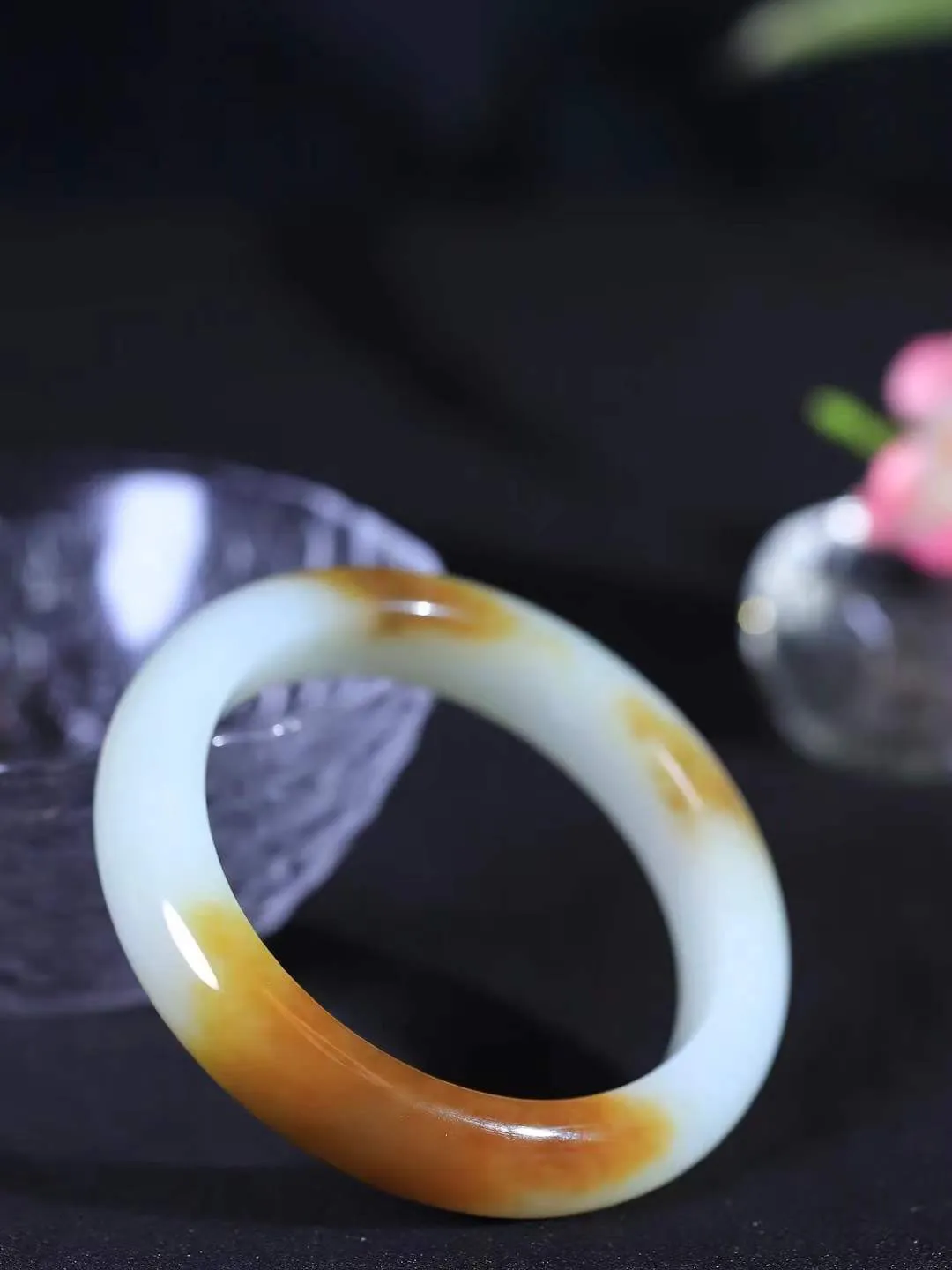 【暖玉生香·手镯】

精品和田玉糖白玉手镯，质地油润细腻，色泽高贵典雅，镯型古朴典雅。在诗情画意的雨巷相遇，你是我腕间的一抹风情，有你眸有深情，清风荡漾湖间静水，我愿俯身低眉，在烟波涟漪处，寻你深情倩影。内径53mm尺寸13-8.7mm重52.5克fDL-181271200