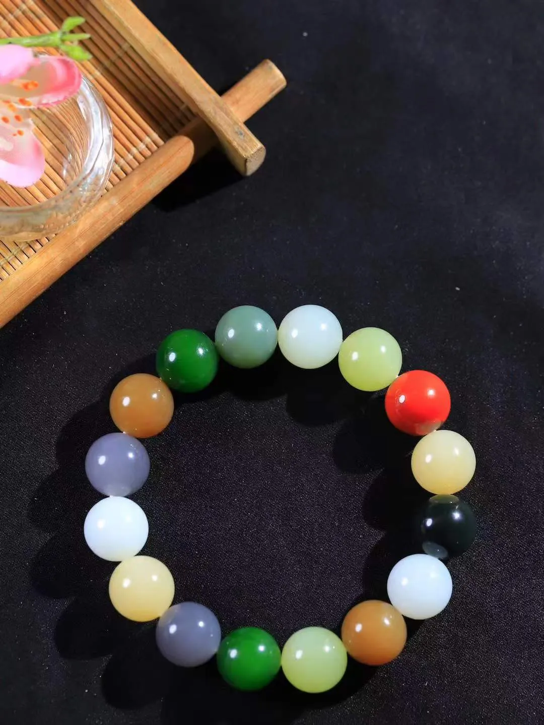 【多宝手串】

精选和田玉多宝手串，每一颗玉石都凝聚自然的灵气与岁月的沉淀，寓意福禄寿喜，守护您的平安与幸福。佩戴它，感受千年玉文化的温润与优雅。重55.4克  尺寸取一13.1mm  56120739A