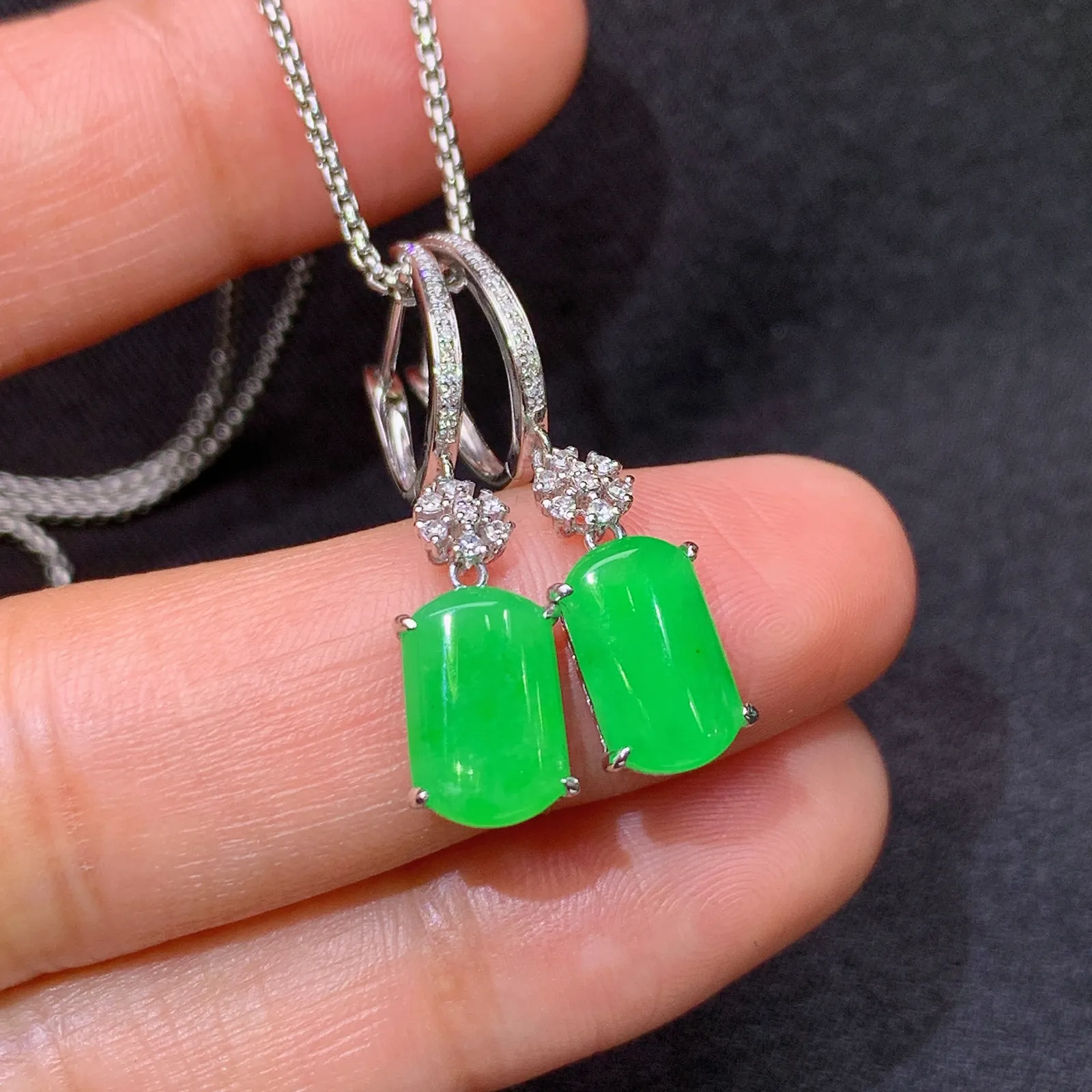 阳绿马鞍耳坠，18k金镶嵌，简约时尚，冰润色阳，种水足，Yt 尺寸9.3*5.8*2