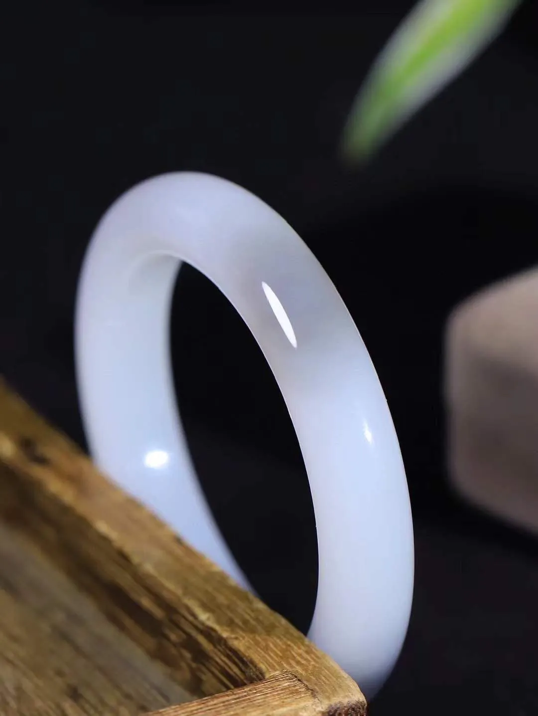 【婉约佳人.手镯】

精品️和田玉烟紫白双色手镯 玉质温润细腻 油性十足 手感舒适，高华雅逸，线条流畅，简约大气，美自天成，素雅高贵。佩戴于腕间，婉约之美，举手投足间透出那份低调奢华。重61.09克 内径55.5mm  尺寸12.1-9.5mm   FDA-781201233