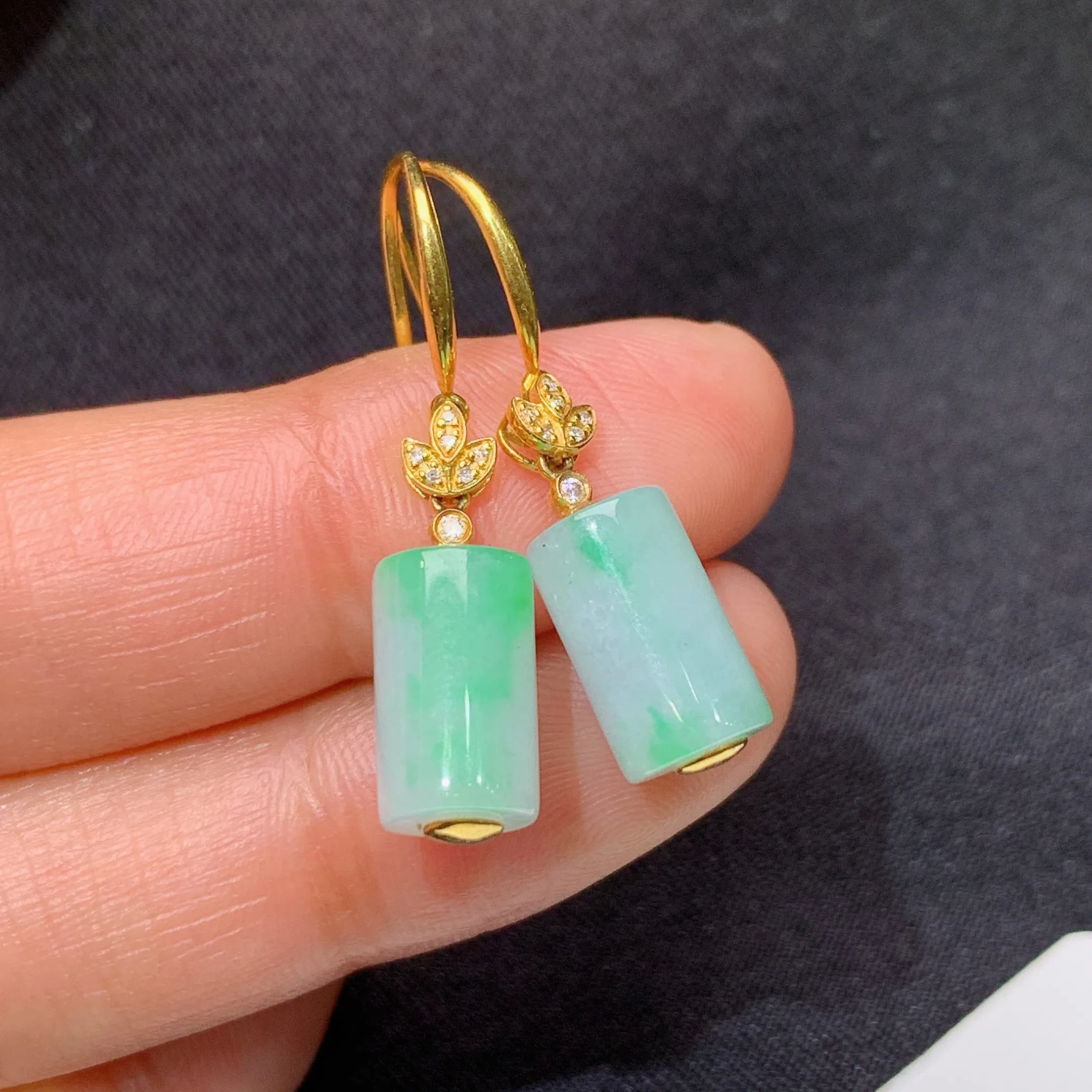 冰飘绿平安柱耳坠，18k金镶嵌，简约时尚，冰润细腻，种水足，Lh裸石尺寸10.9*6.6